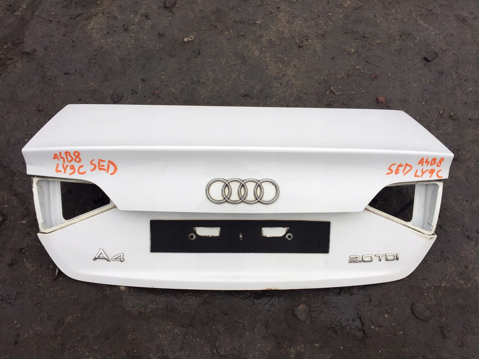 AUDI A4 B8 SEDAN KLAPA TYŁ POKRYWA BAGAŻNIKA LY9C