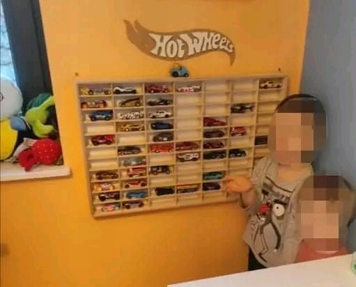 Półka na autka /resoraki typu HOT WHEELS + gratis Model złożony Materiał drewno