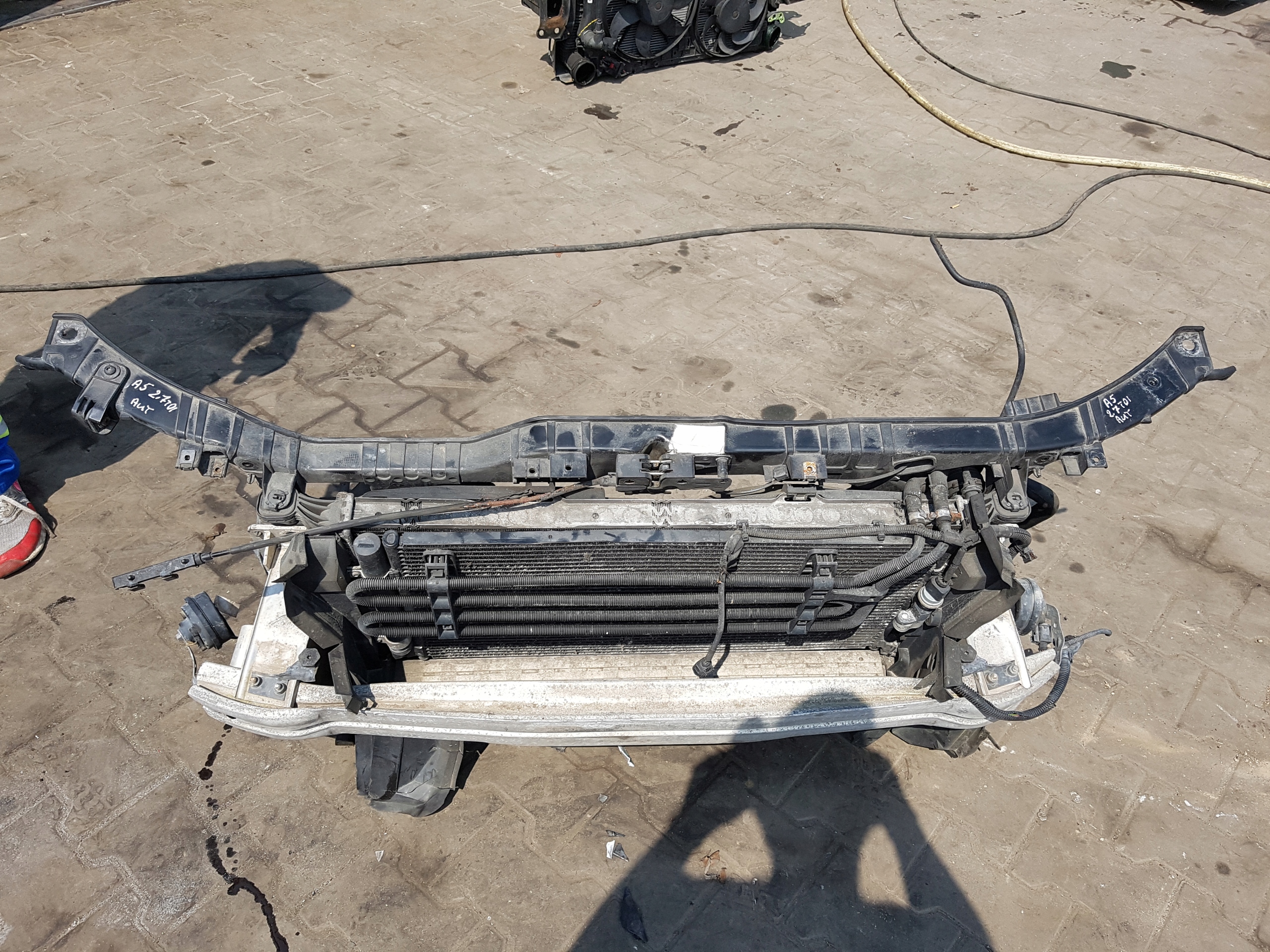 AUDI A5 8T 07r- 2.7 TDI PAS PRZEDNI CHŁODNICE AUT Producent części Audi OE
