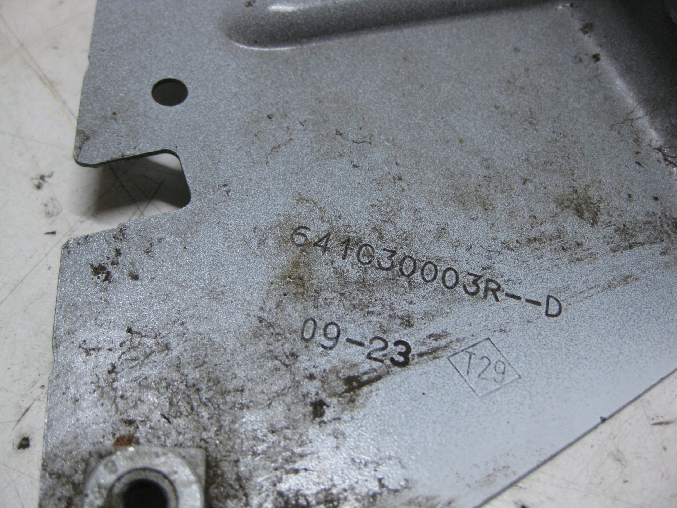 RENAULT MASTER III LIFT Support plaque Aile Gauche Avant 641C30003R