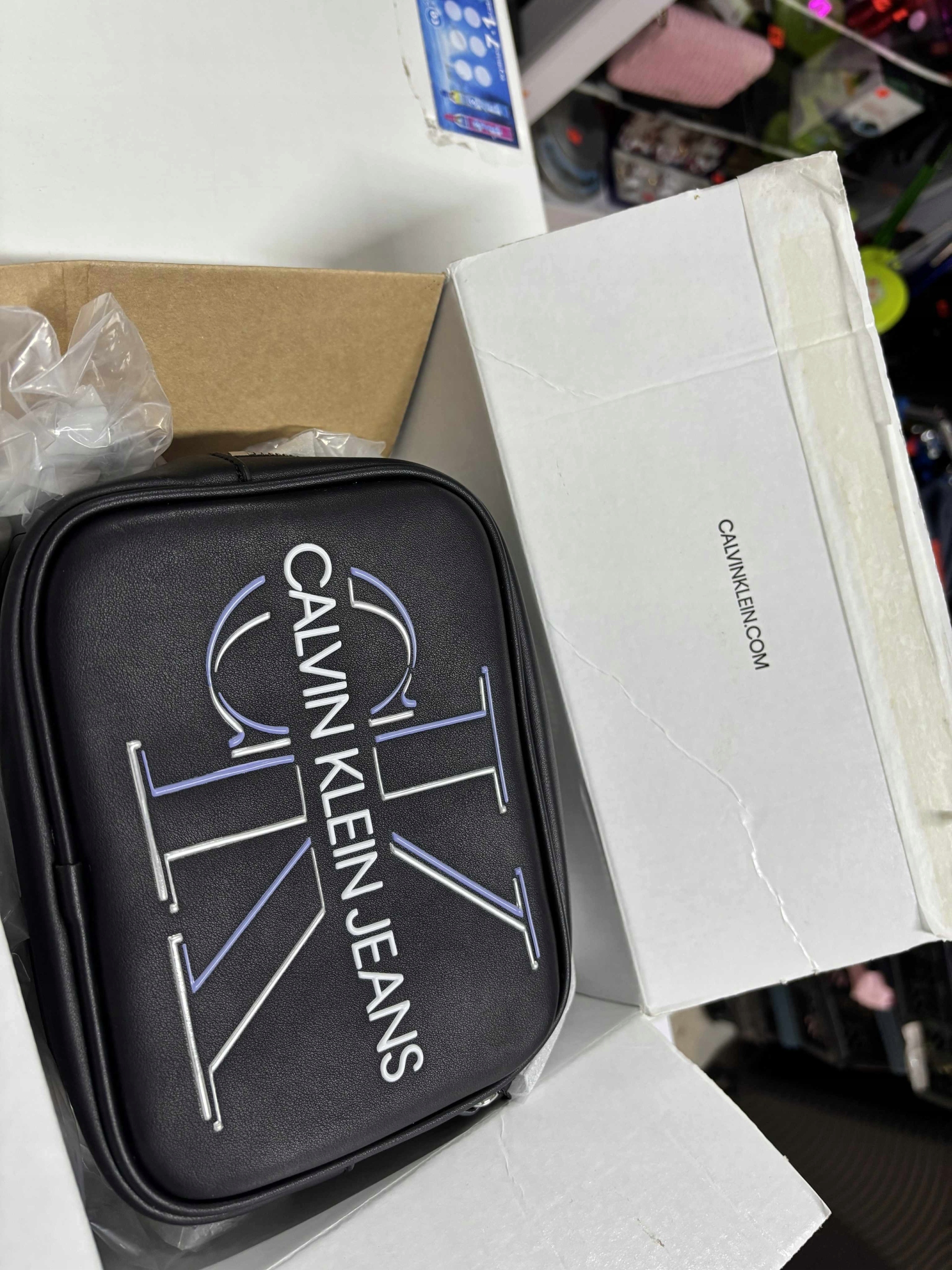 Calvin Klein kabelka z eko kůže, černá