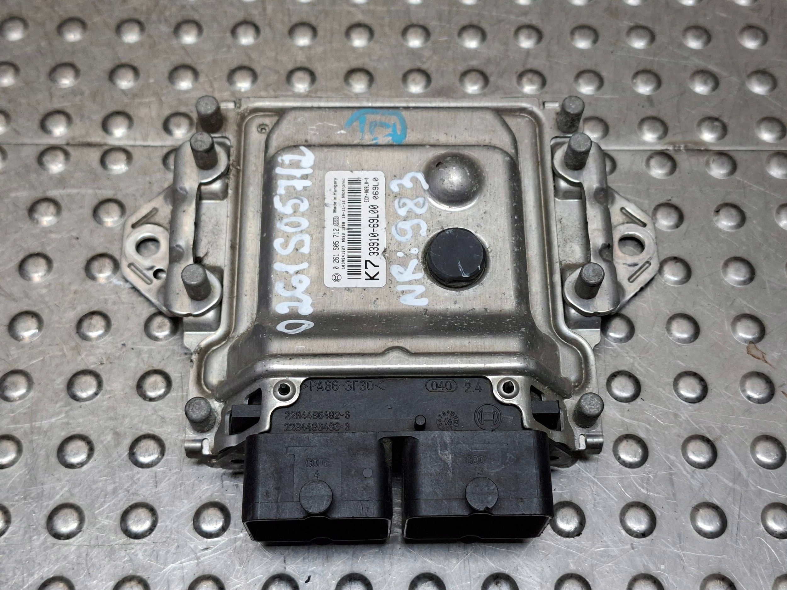 control unit computer of the engine SUZUKI SWIFT MK7 10- 17 1.2i