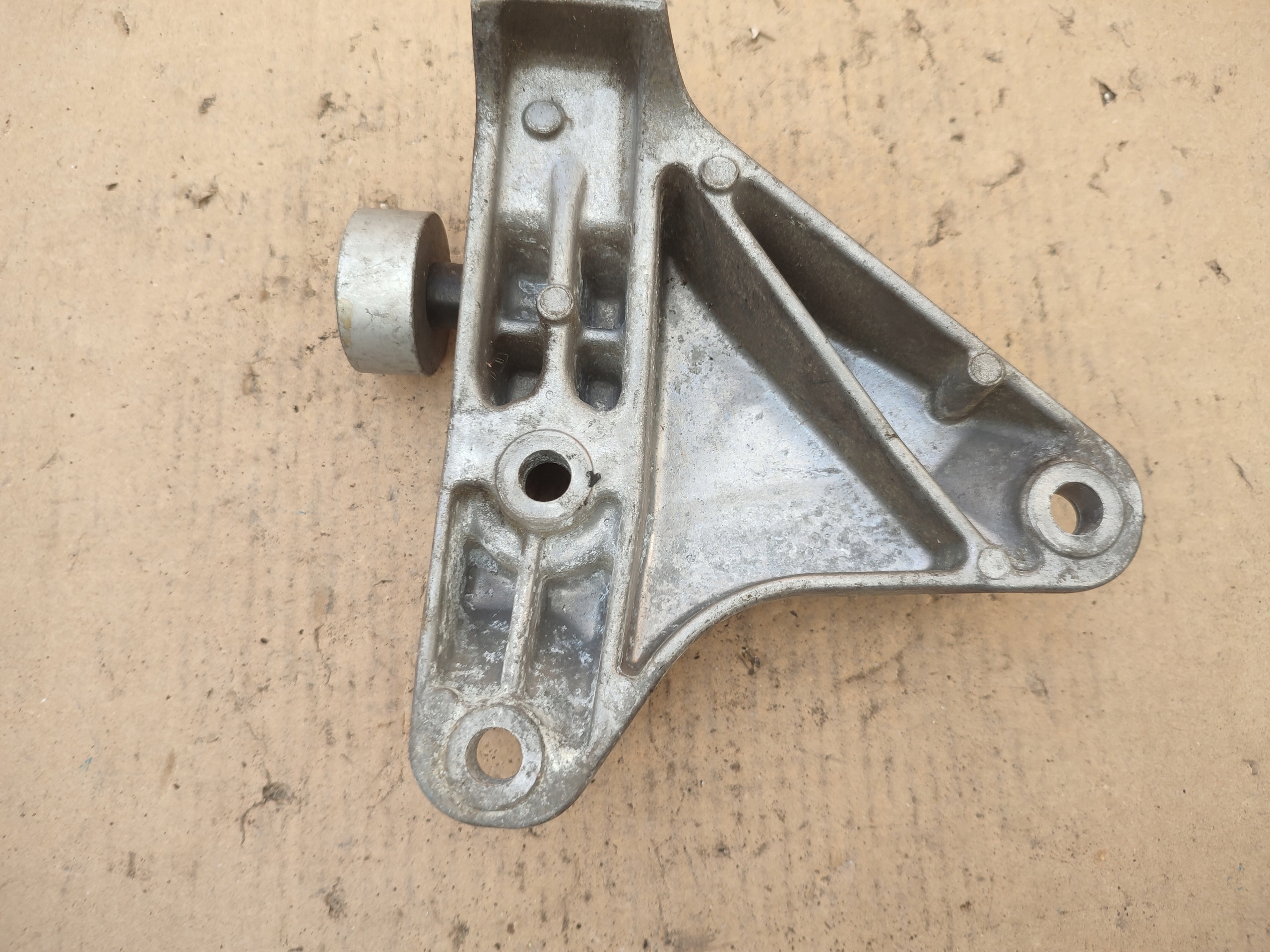 holder engine mount left BMW F10 6777605-04