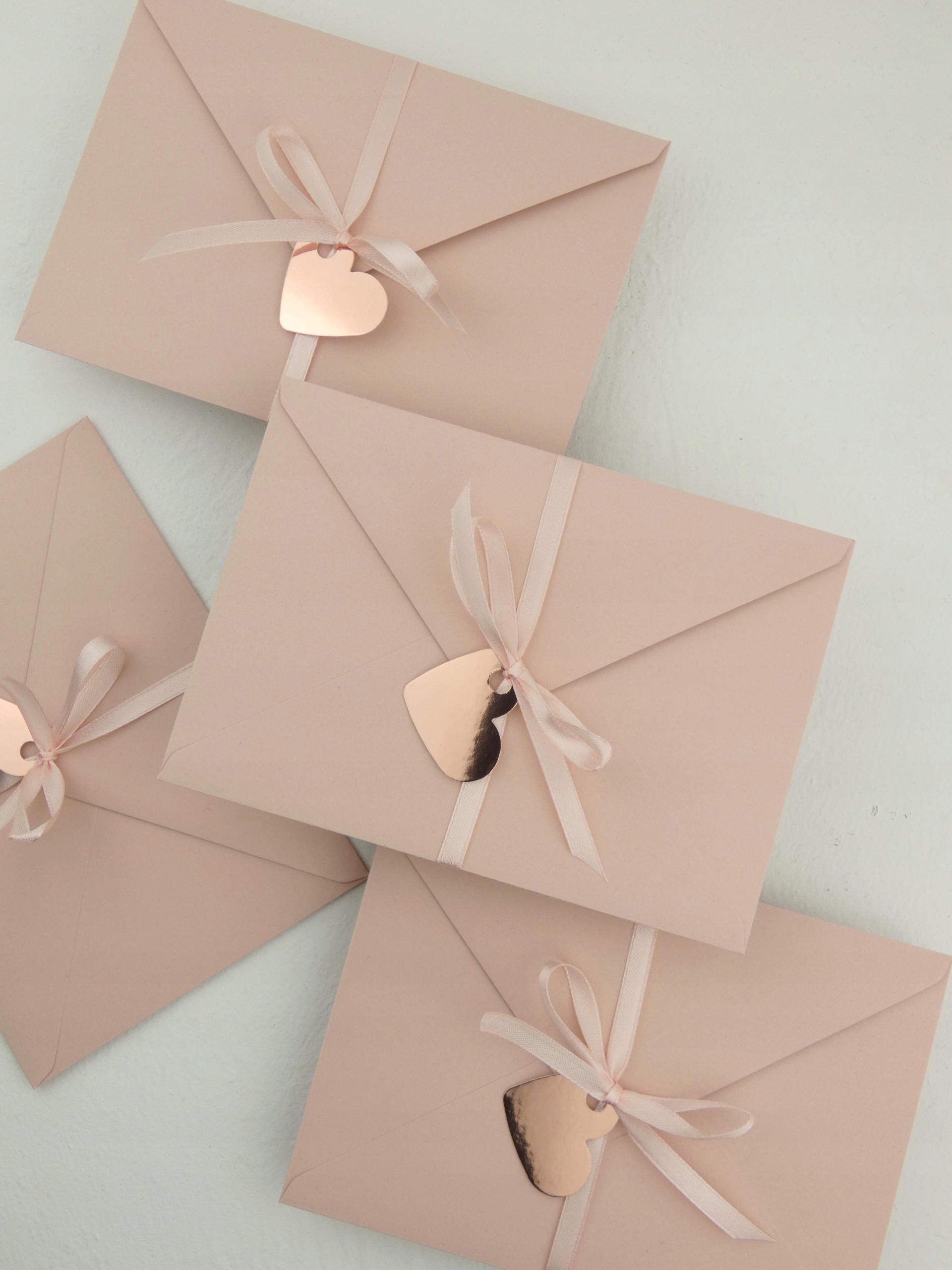 koperty c6 110g różowe z wstążką i serduszkiem Marka inny