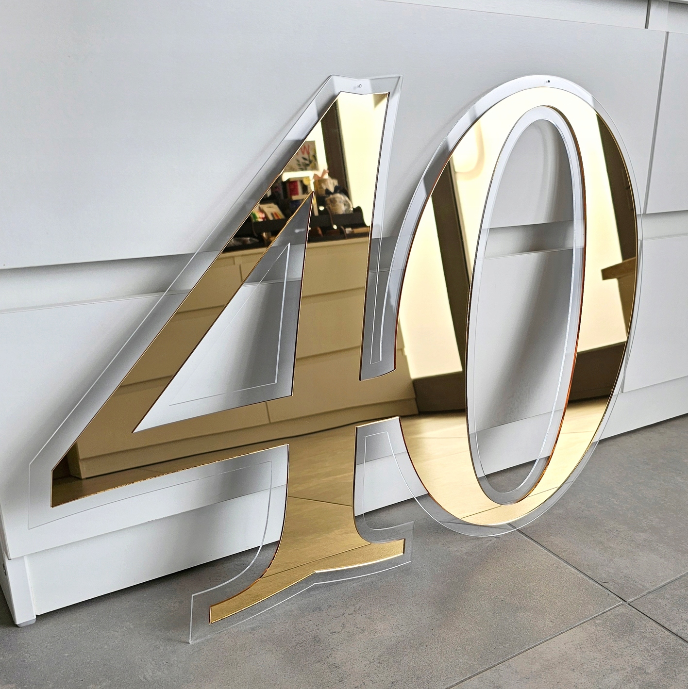 Velké zlaté číslice 40, narozeninová dekorace k čtyřicátým narozeninám