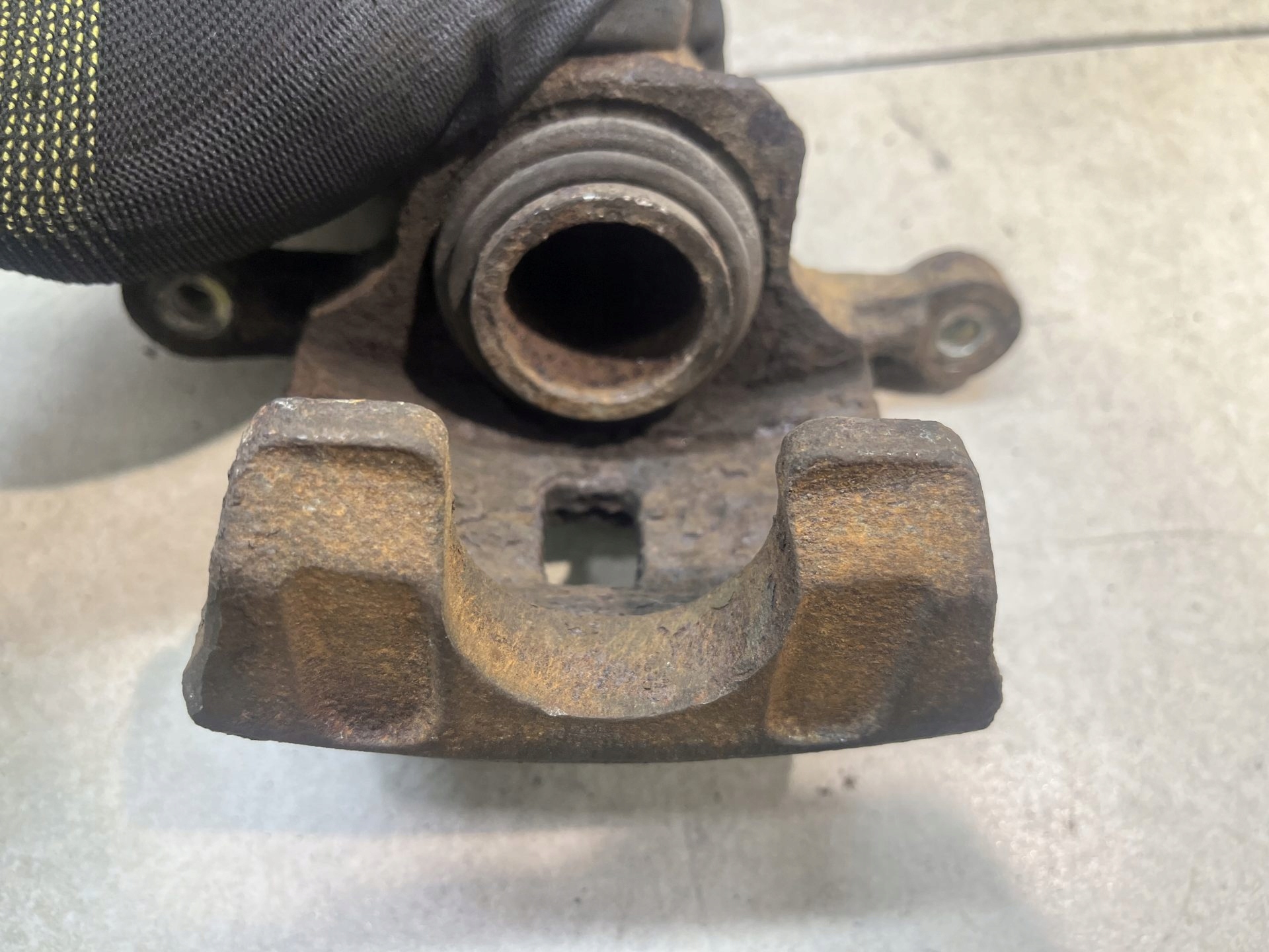 caliper brake left rear part KIA SORENTO and 2.5 CRDI