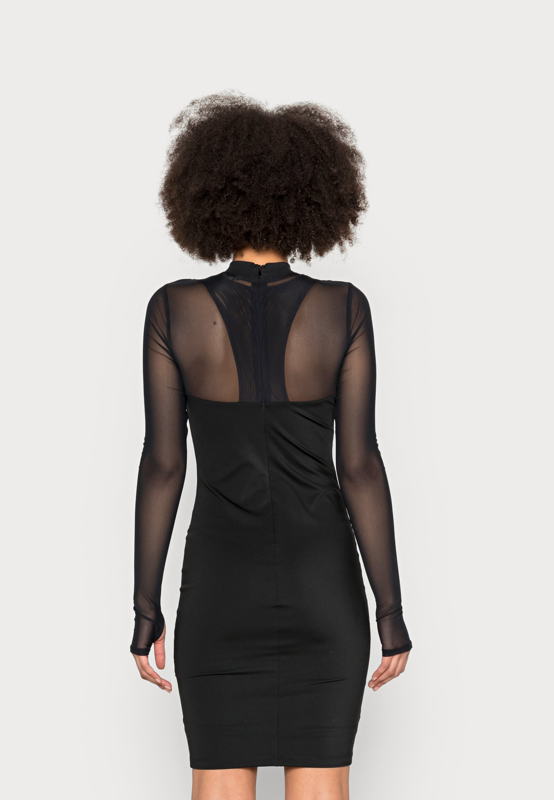 Sukienka dopasowana z siateczką Guess M Rozmiar M