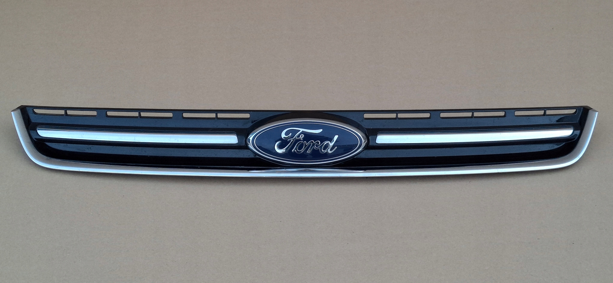 FORD KUGA MK2 ESCAPE GRILL ATRAPA CHŁODNICY EMBLEMAT CHROM CV44-8150-AEW Numer katalogowy części CV44-8150-AEW