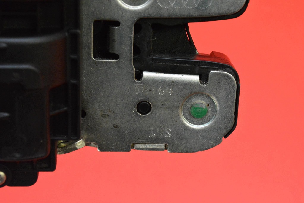 lock bonnet rear part boot 8K9827506 AUDI A4 B8 KOMBI 07-11