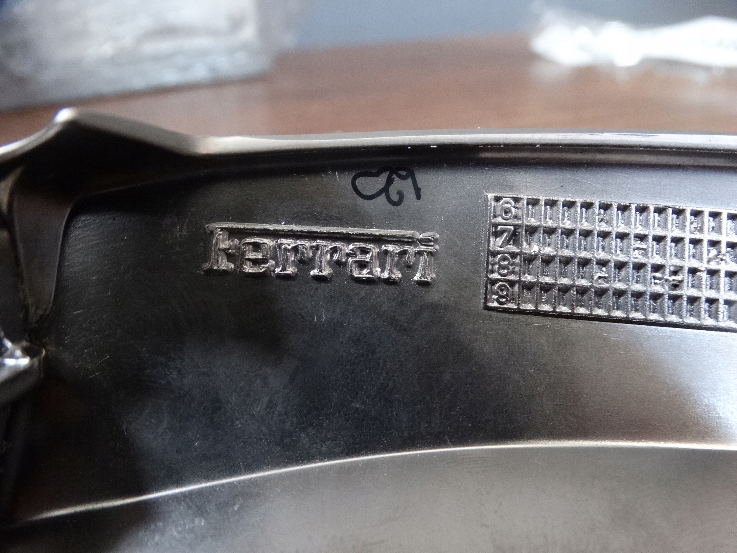 IDEALNY EMBLEMAT LOGO CONSOLE FERRARI 599 GTB 1