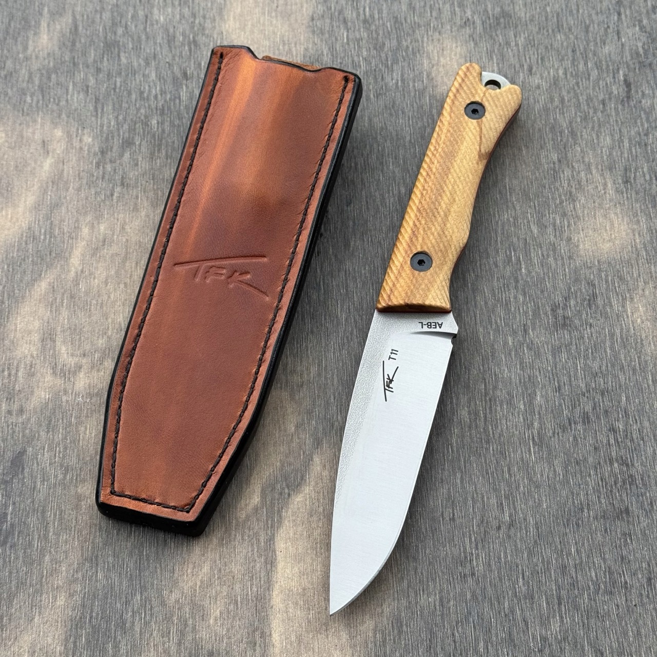 Nůž Tfk Knives T11 Aeb-l Olive Wood Red G10 Liners nůž outdoorový s pouzdrem