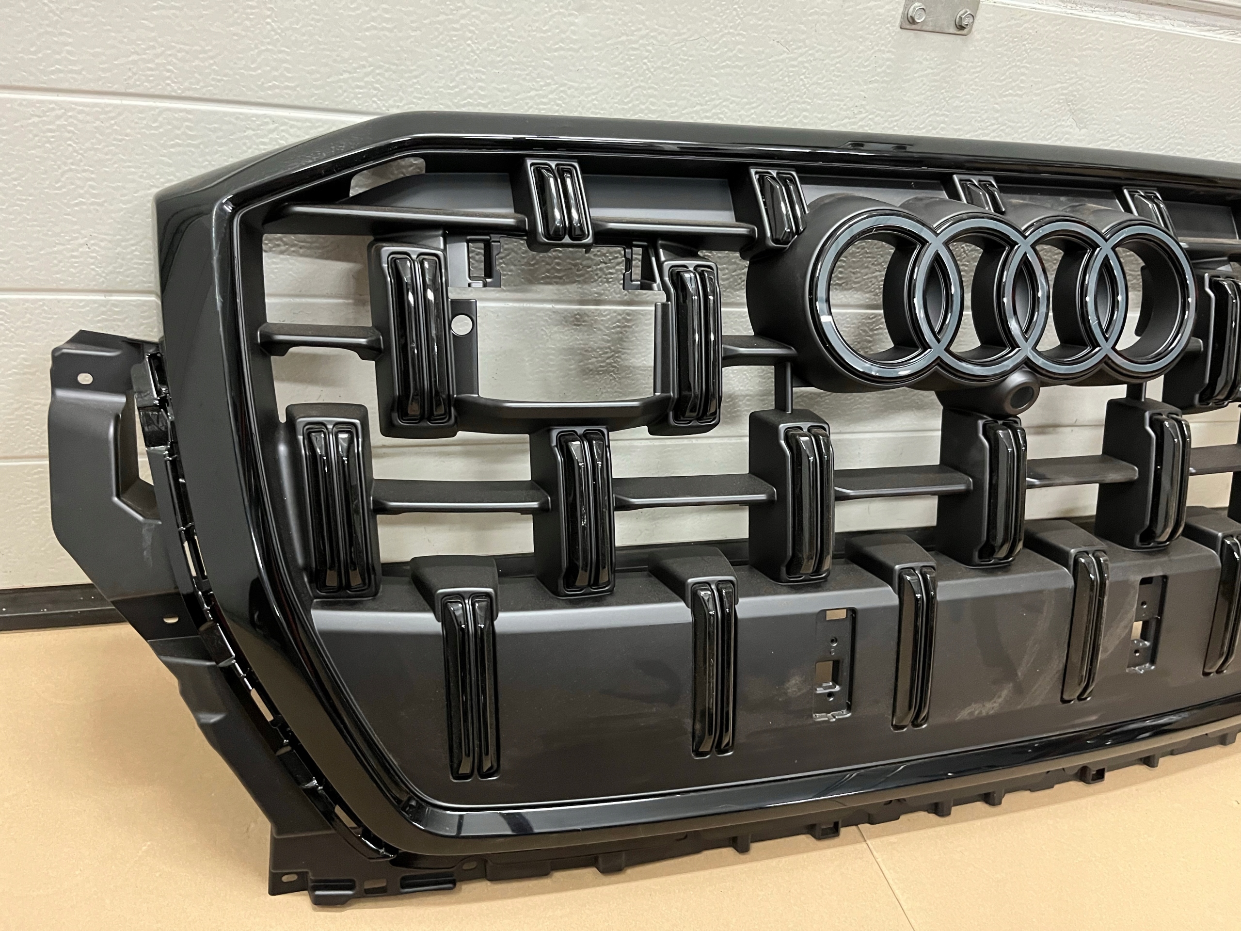 GRILL AUDI Q7 4M0 LIFT 2024 4M0853651BE ATRAPA ZDERZAKA AUDI Q7 II LIFT Typ samochodu Samochody osobowe