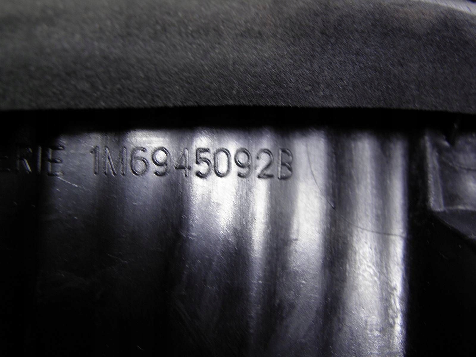 SEAT LEON and // light right rear part to the bonnet 1M6945092B