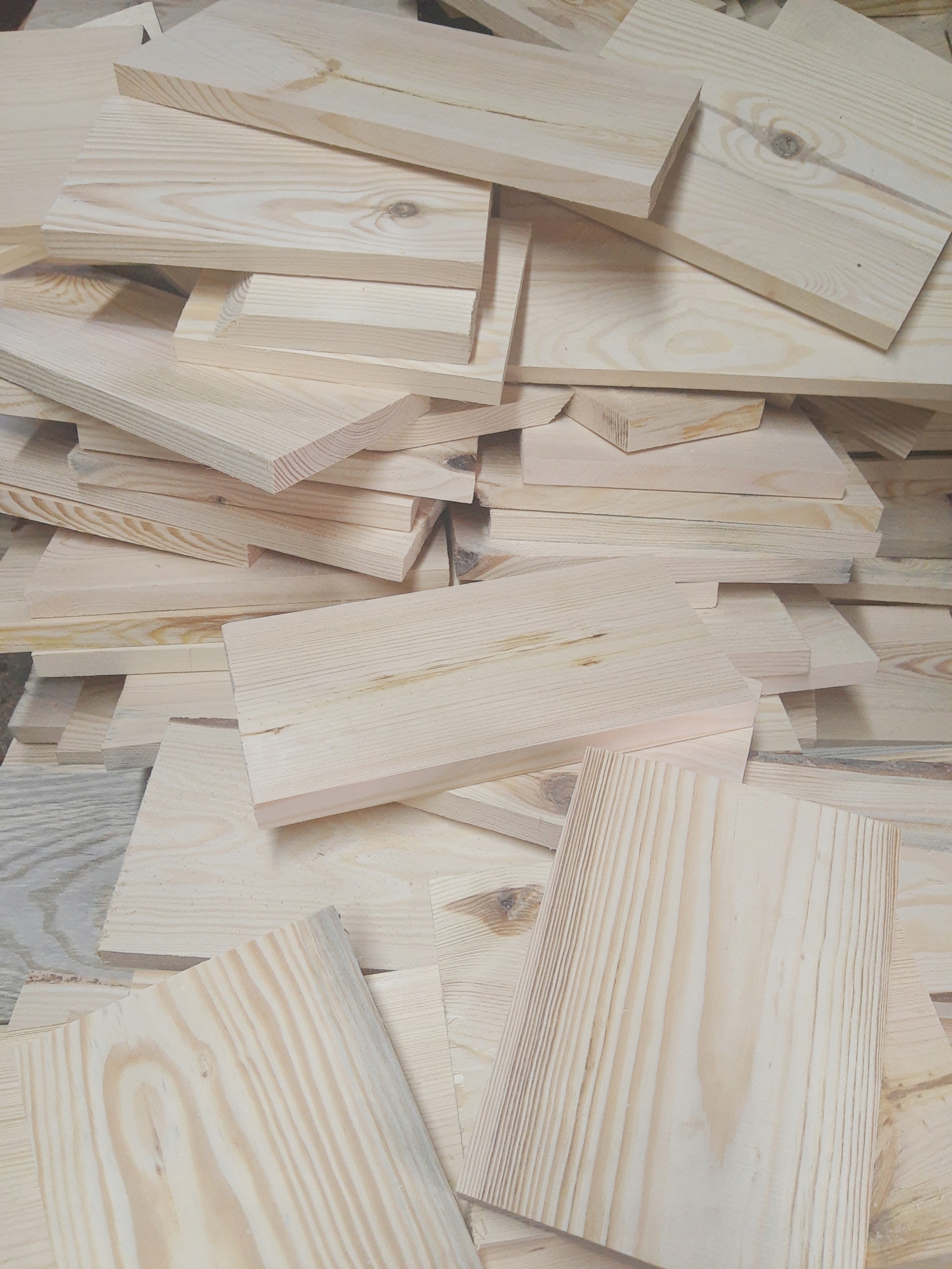 Deska sosnowa 1kg, suszona, heblowana, MIX ROZMIAR