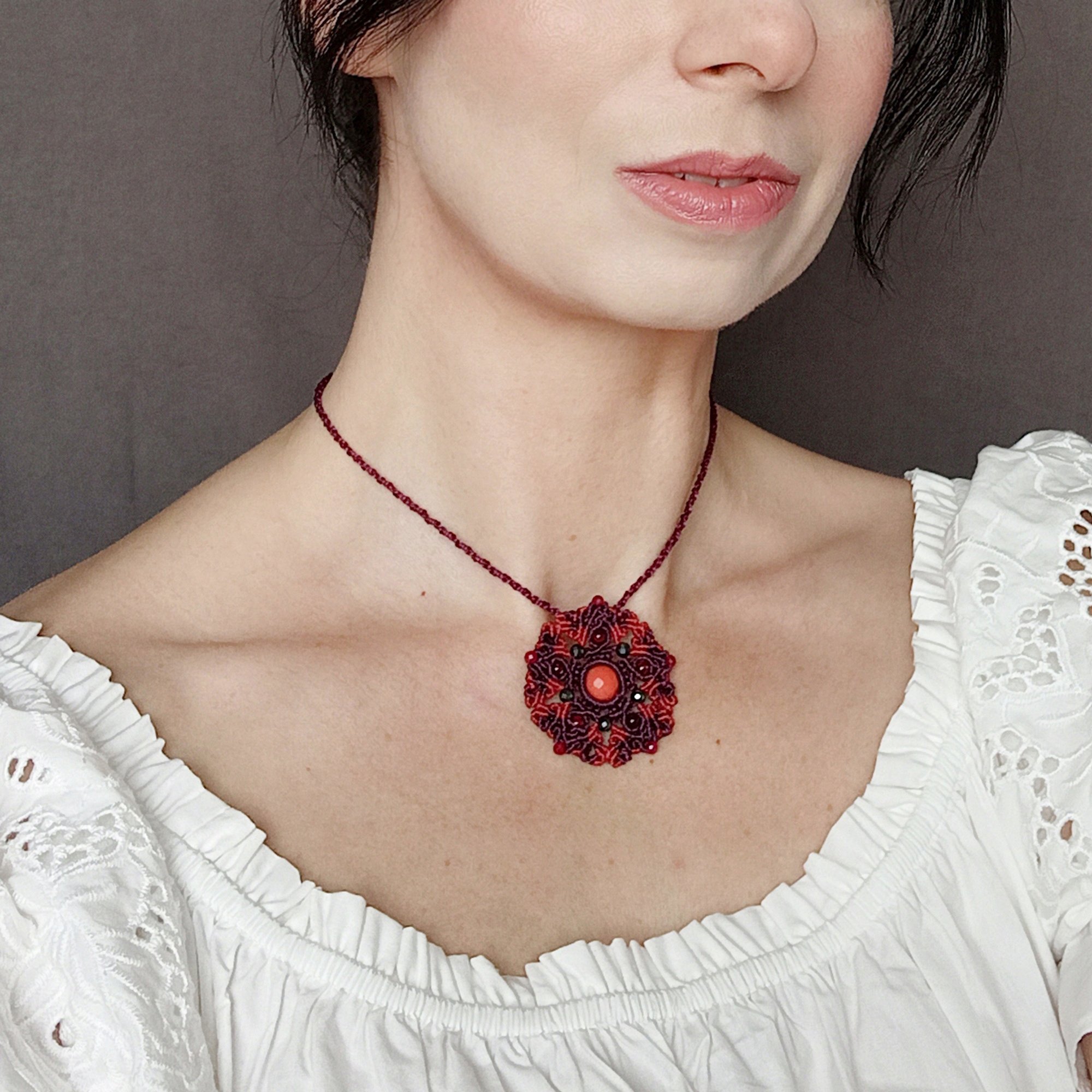 Hvězda Pentagram Koral Rubin v makru náhrdelník choker prolamovaná růžice
