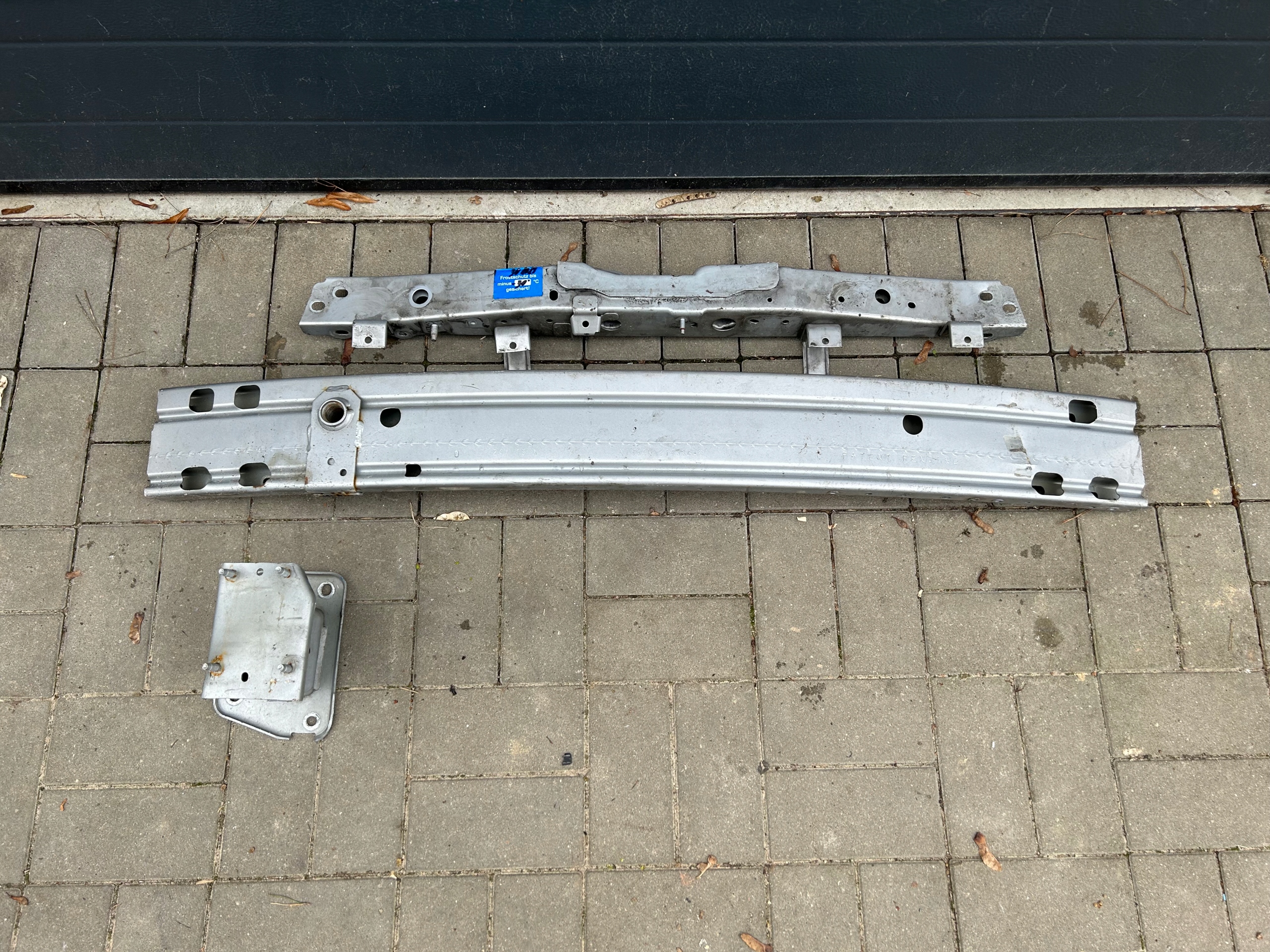 Nissan Qashkai J11 výztuha absorber předek špička