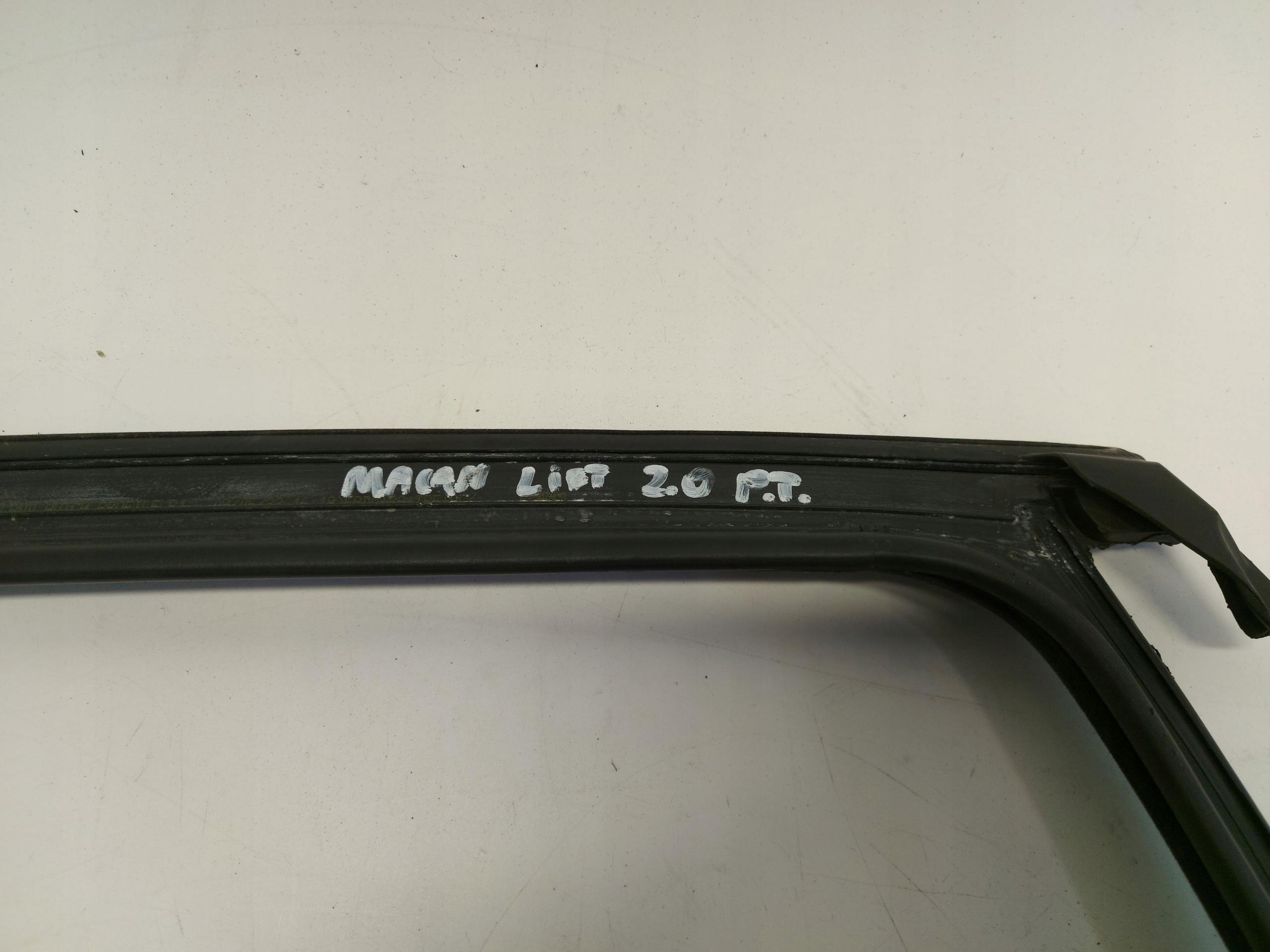 Porsche Macan II LIFT gasket windows door right rear part