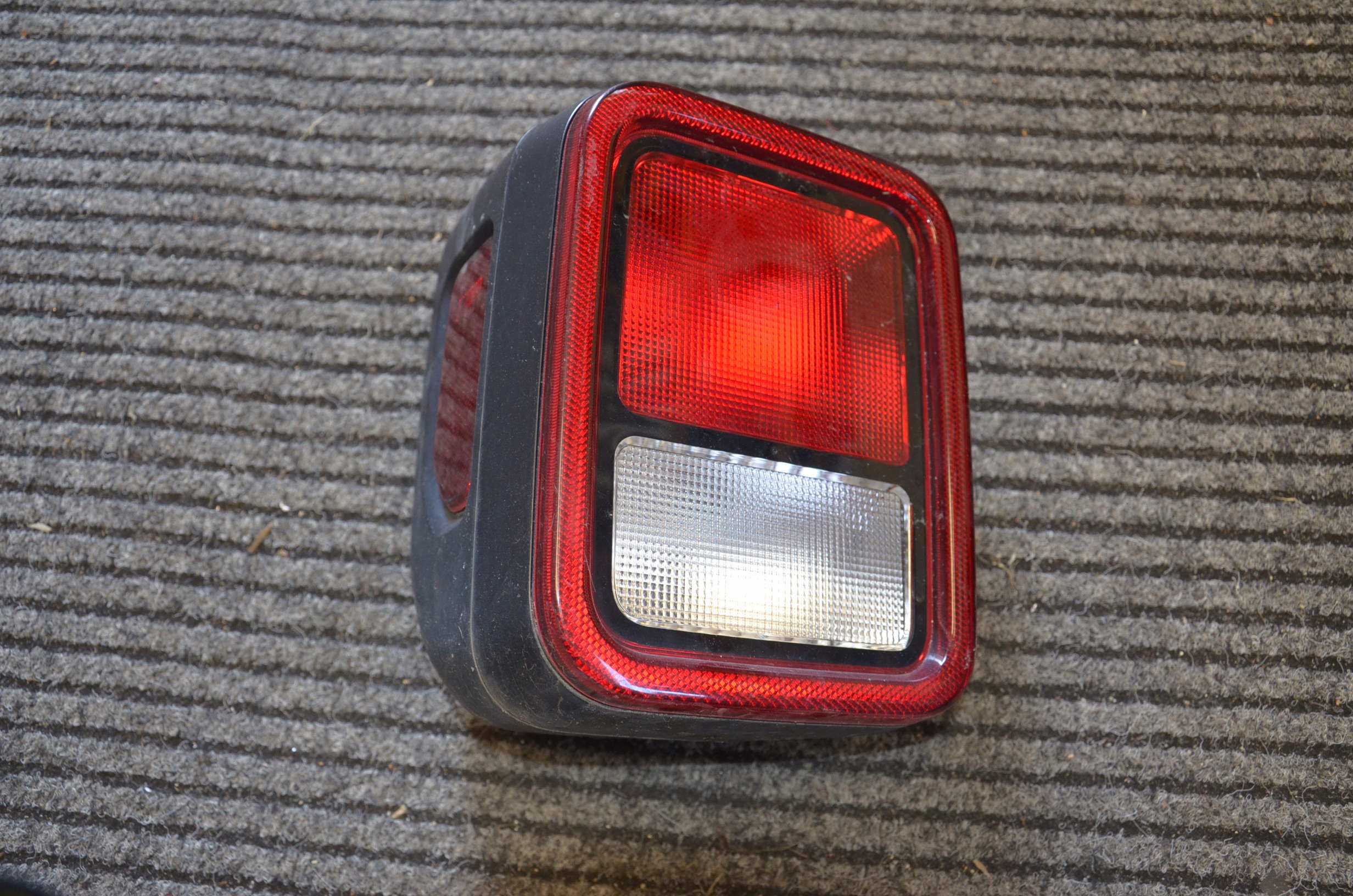 ЛІВИЙ ЗАДНІЙ ЛІХТАР JEEP GLADIATOR JT