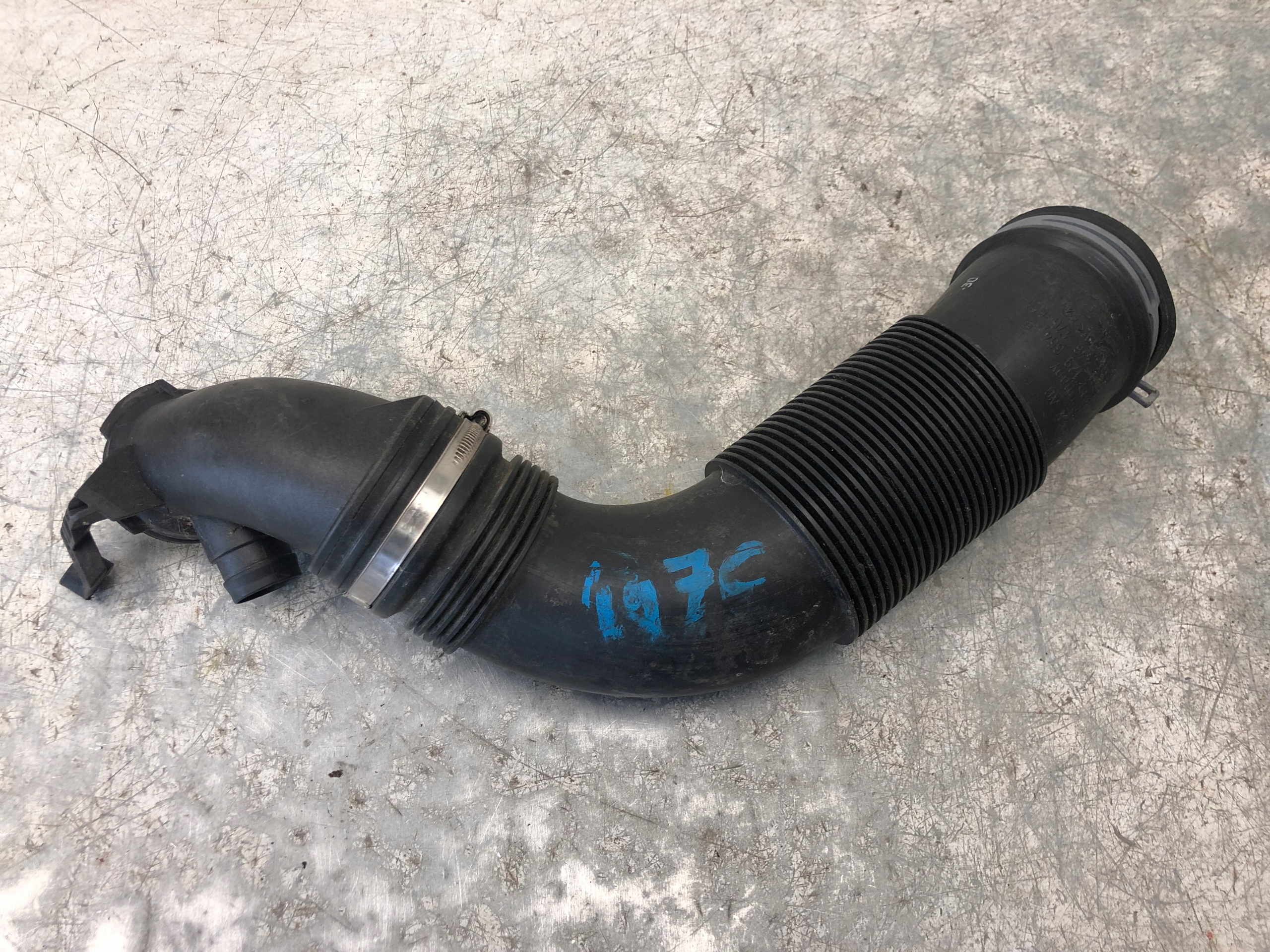 cijev prijenos interkulera VW SKODA AUDI 5Q0129654P