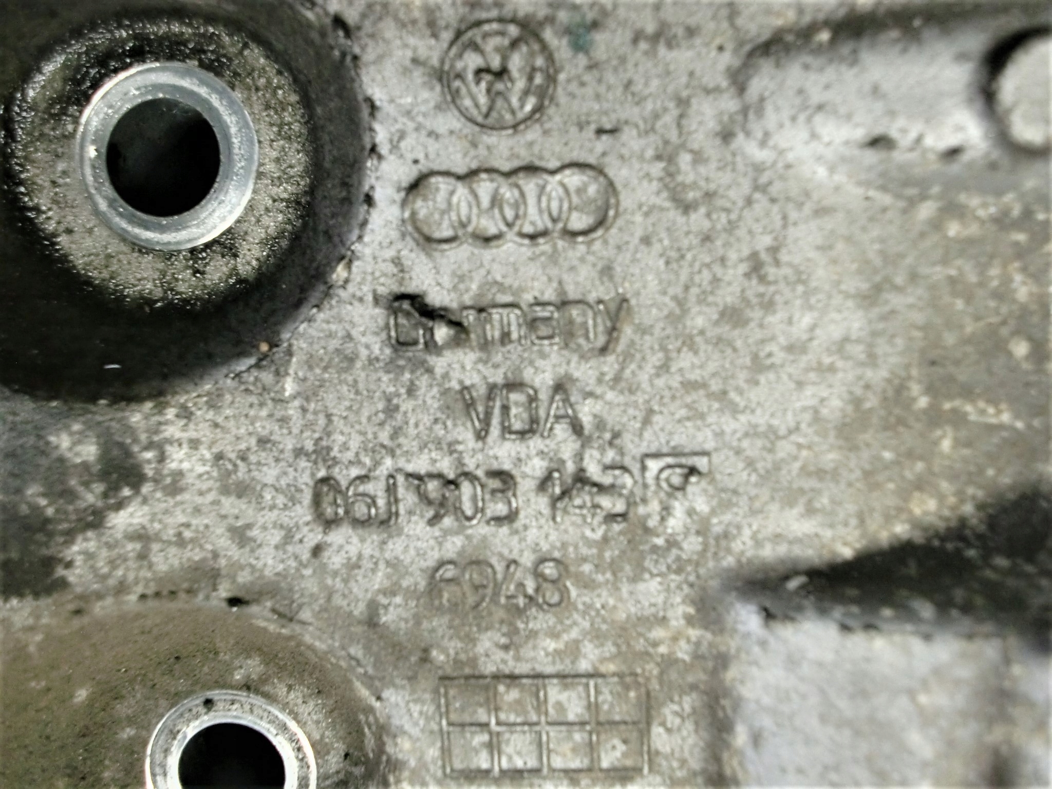 AUDI VW 1.8 TFSI Ölfiltergehäuse 06J903143S