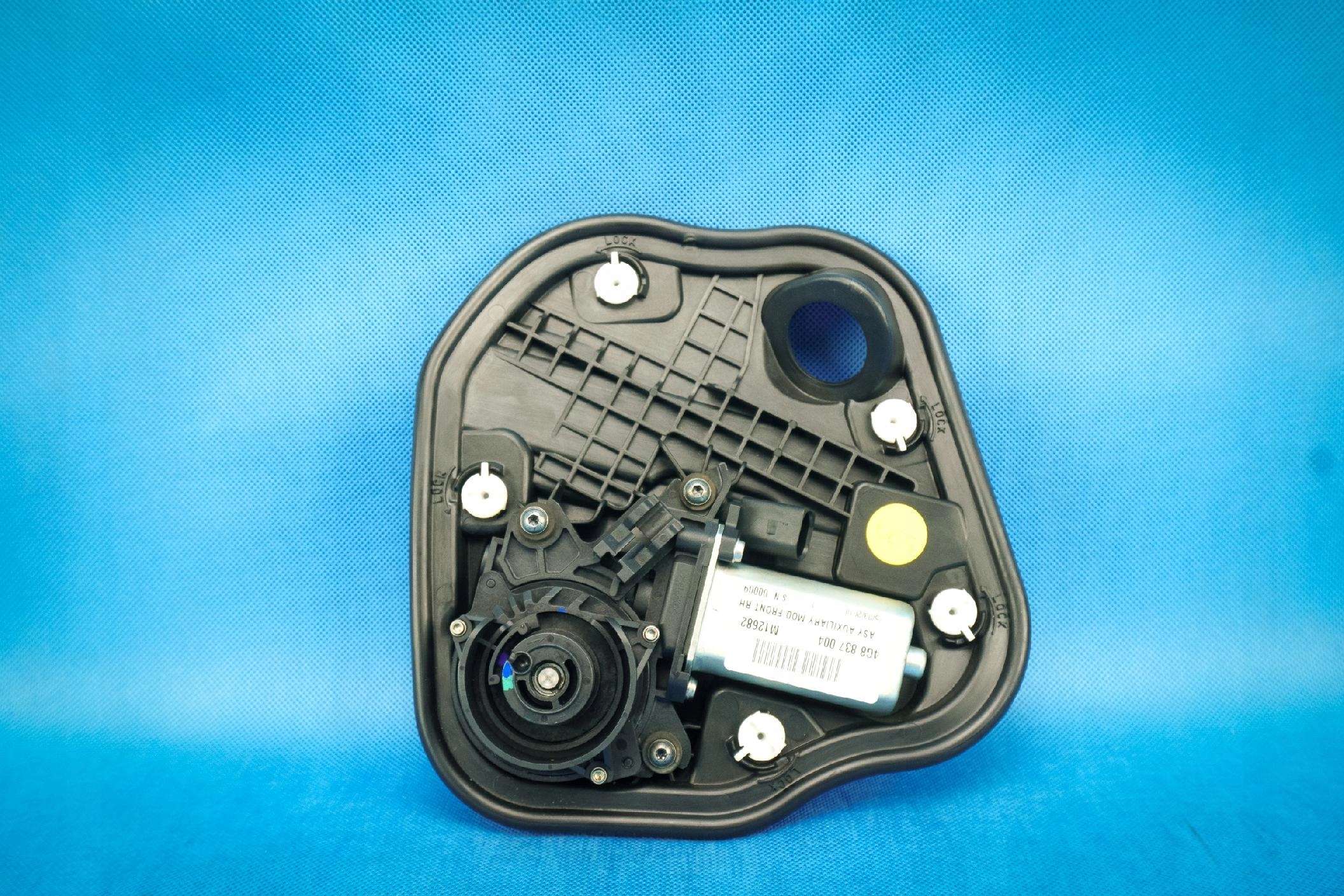 engine dociagu door Audi A7 S7 RS7 4G8 4G8837004