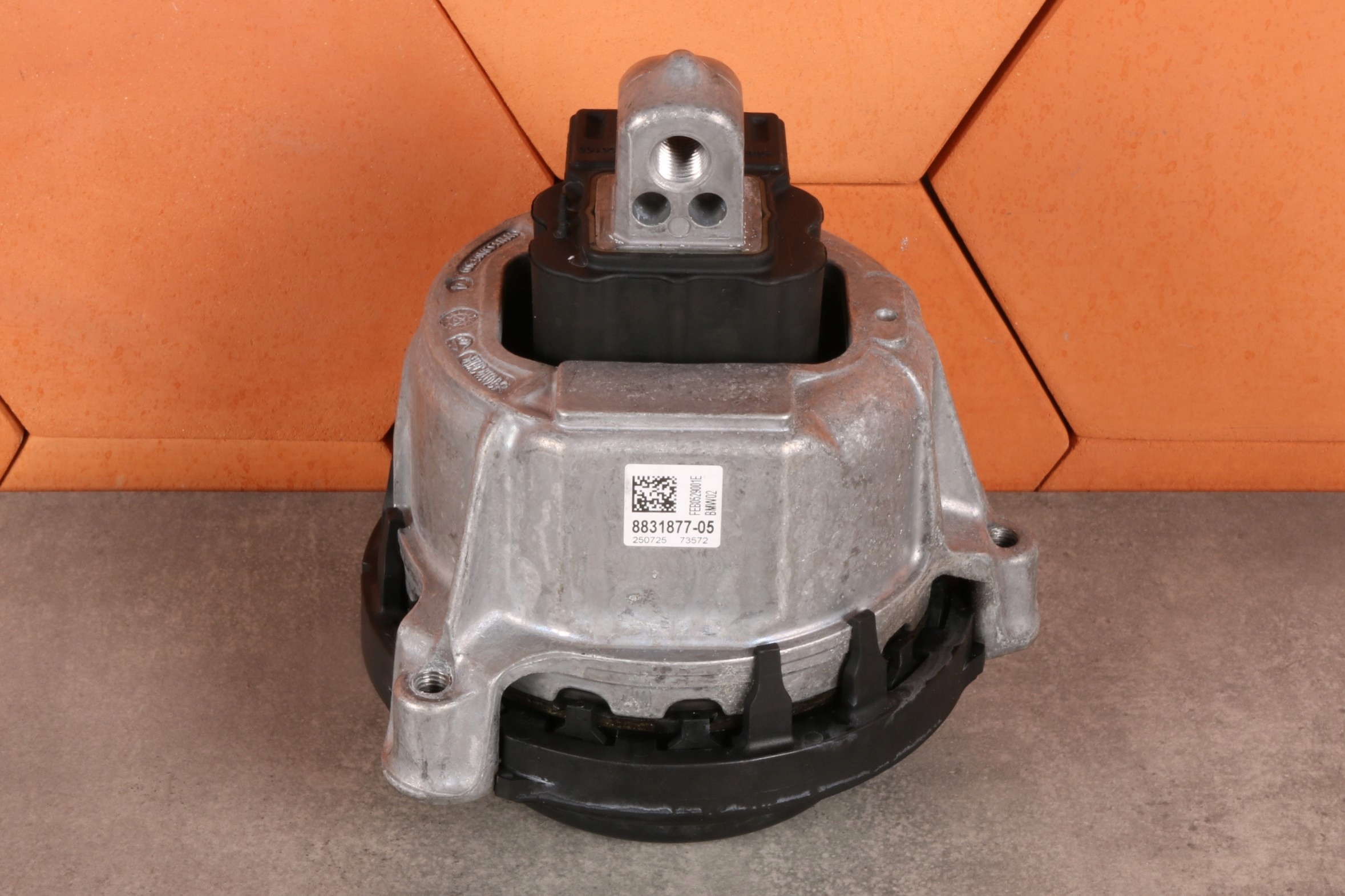 BMW 5' G60 G61 530e B48X HYBRYDA engine mount left 8831877