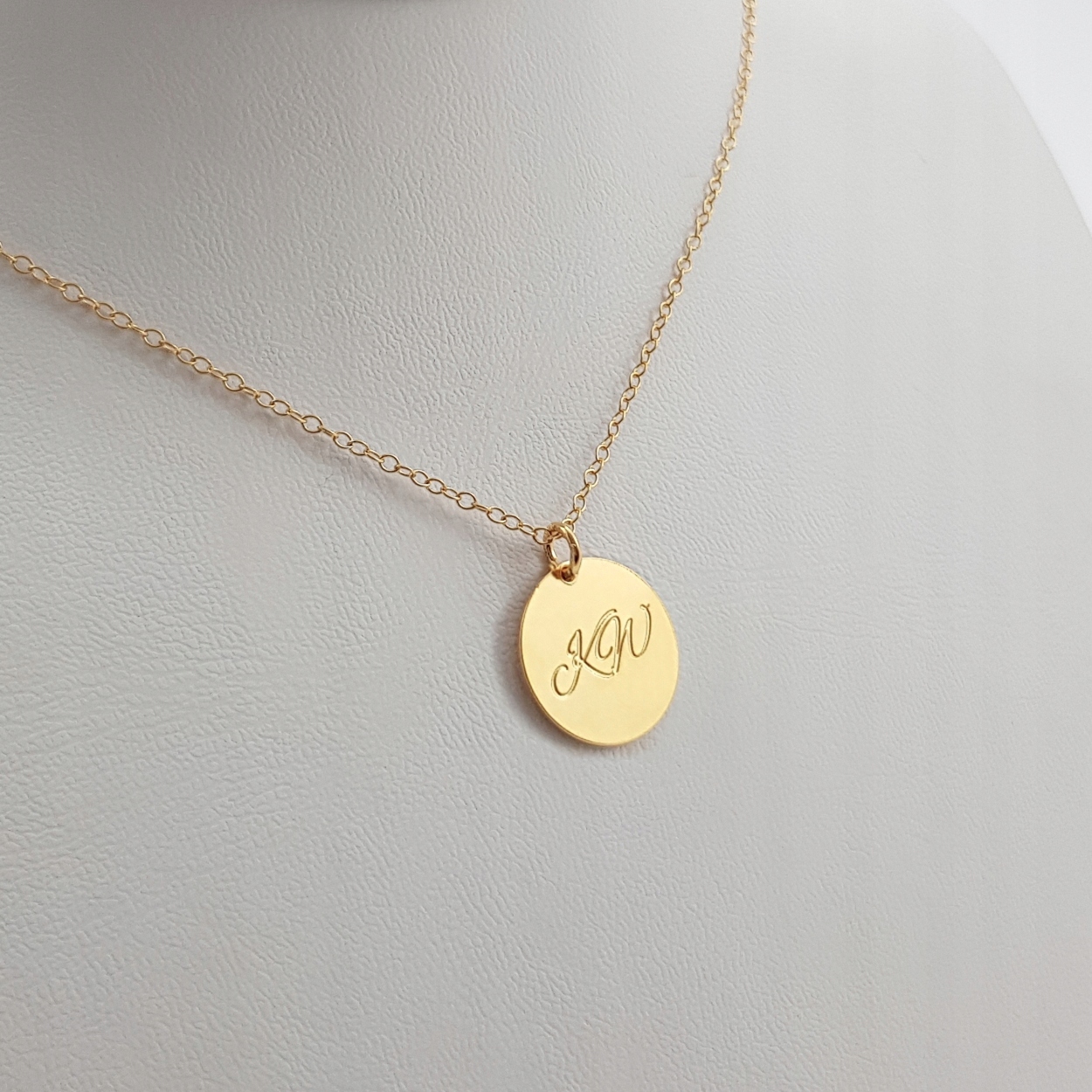 

Złota celebrytka łańcuszek duże kółko z inicjałami