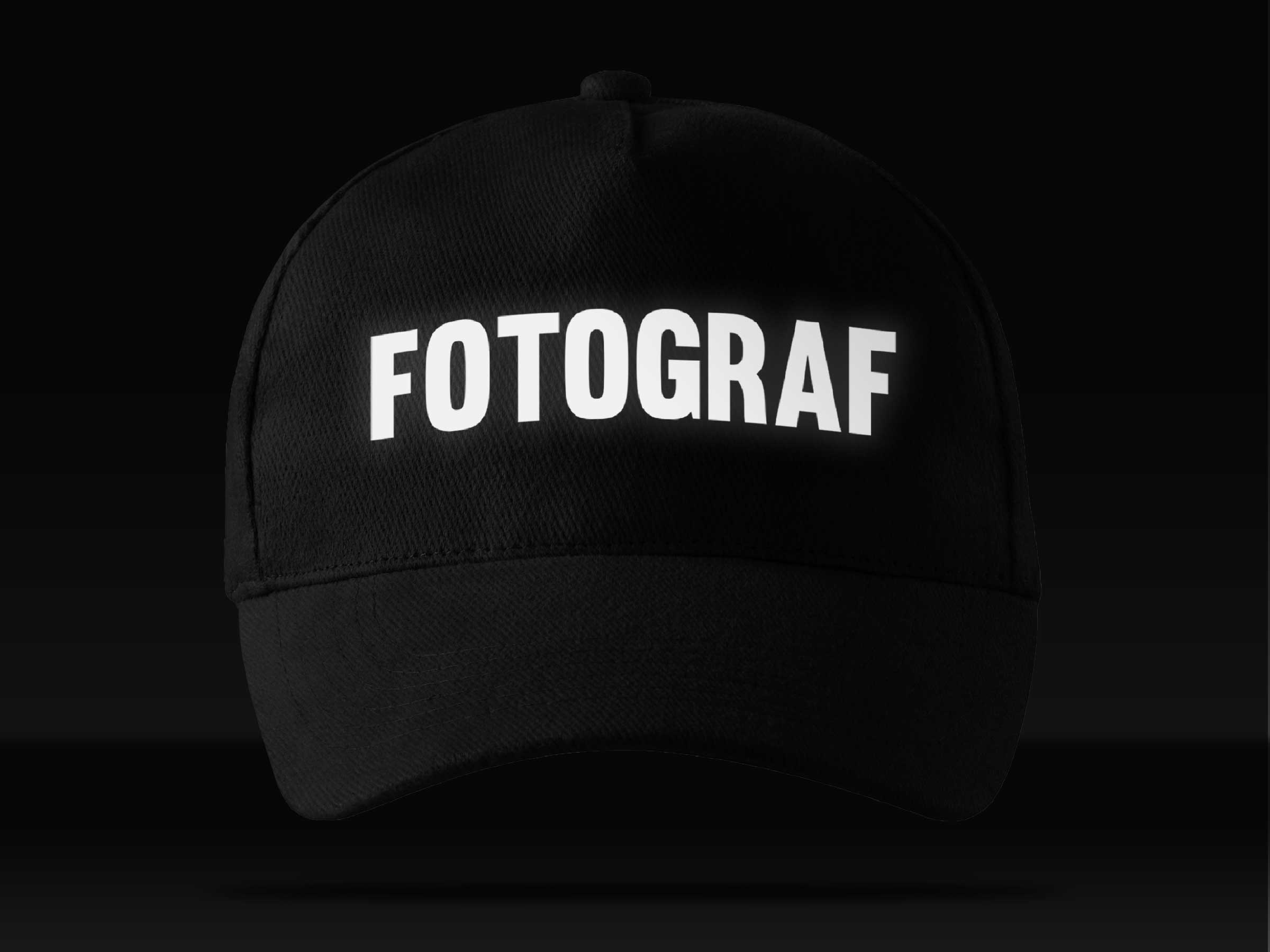 CZARNA CZAPKA Z DASZKIEM ODBLASKOWY NAPIS FOTOGRAF Kolekcja CZAPKA