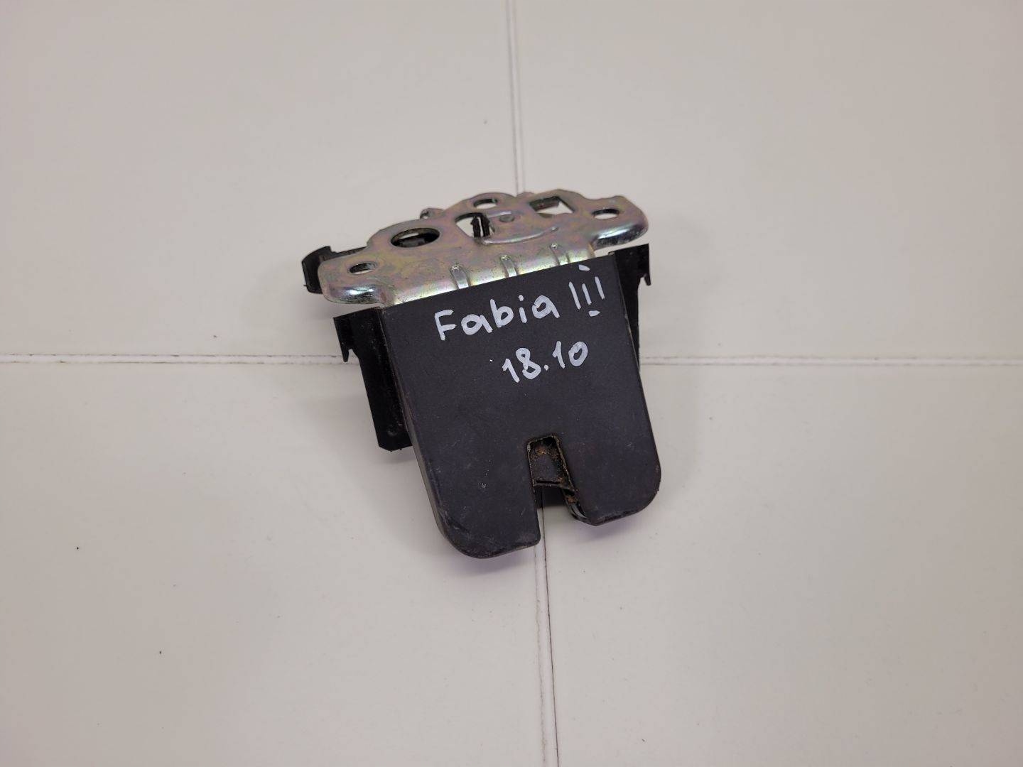 lock bonnet boot Skoda Fabia 3 facelift 2019 8R0.827.505