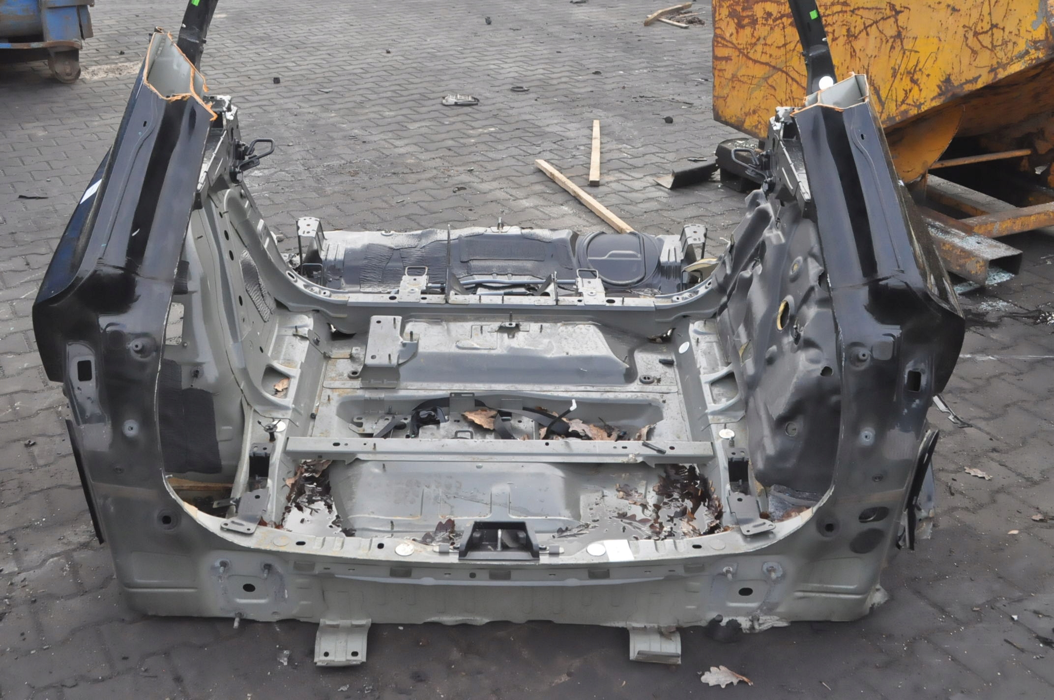 VOLVO XC60 II 18-24 PAS TYŁ TYLNY WANNA