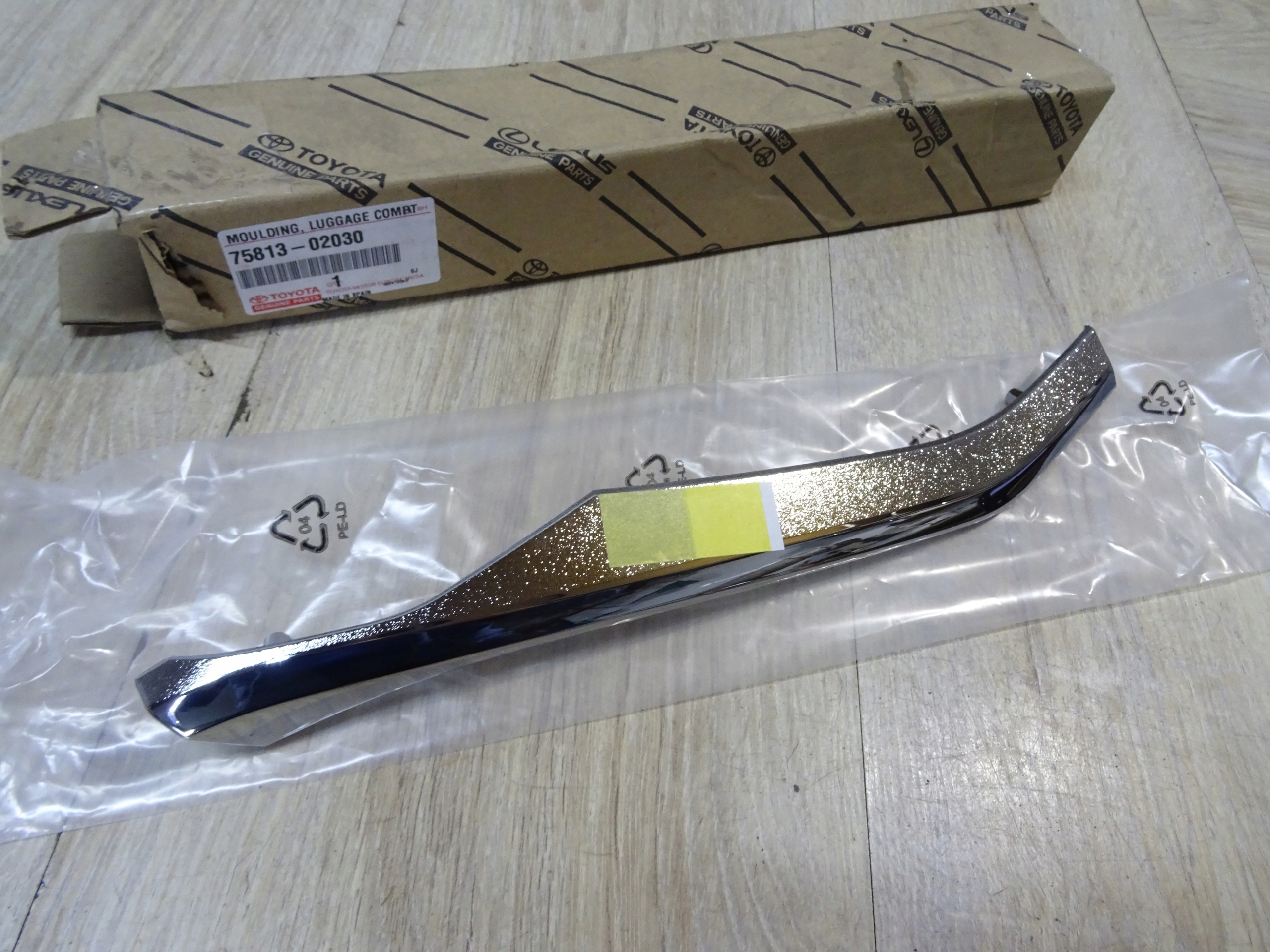 COROLLA E21 Sedan панель лампи права 75813-02030