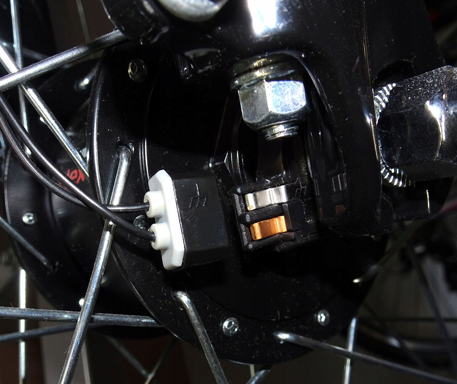 SHIMANO WTYCZKA DYNAMA DO PRZEWODU PIASTY PRZÓD Z PRĄDNICĄ NEXUS Źródło światła dioda LED