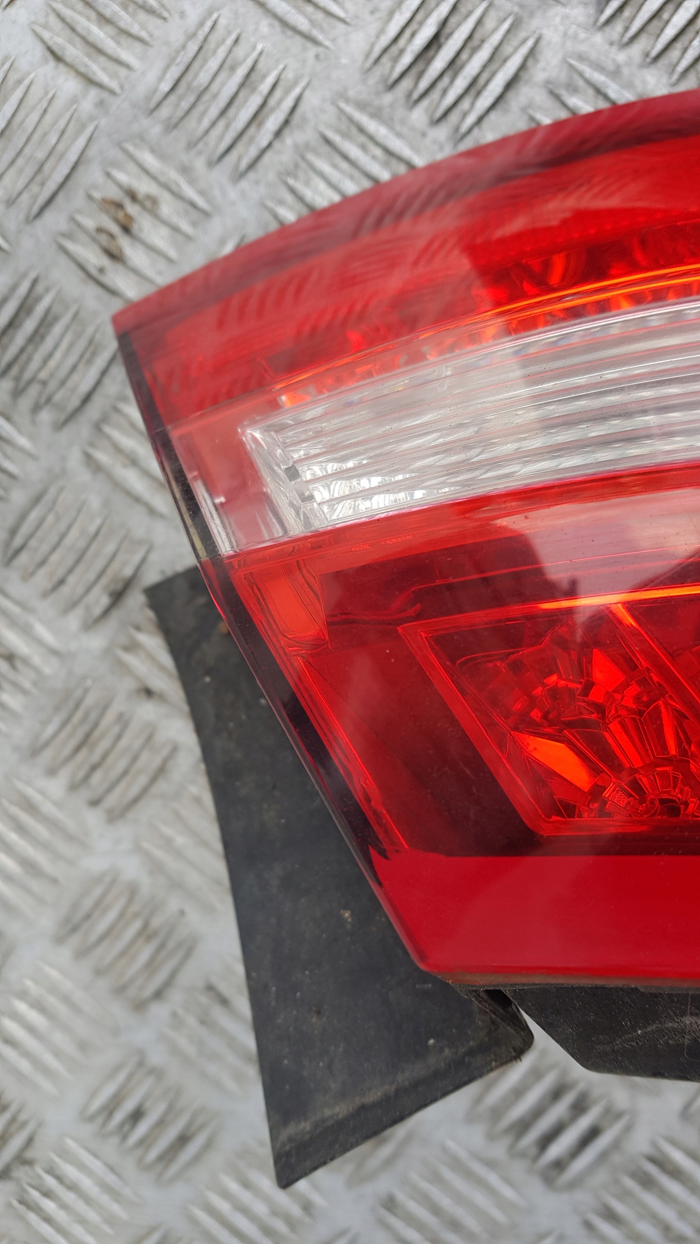 MERCEDES W212 light left rear part sedan