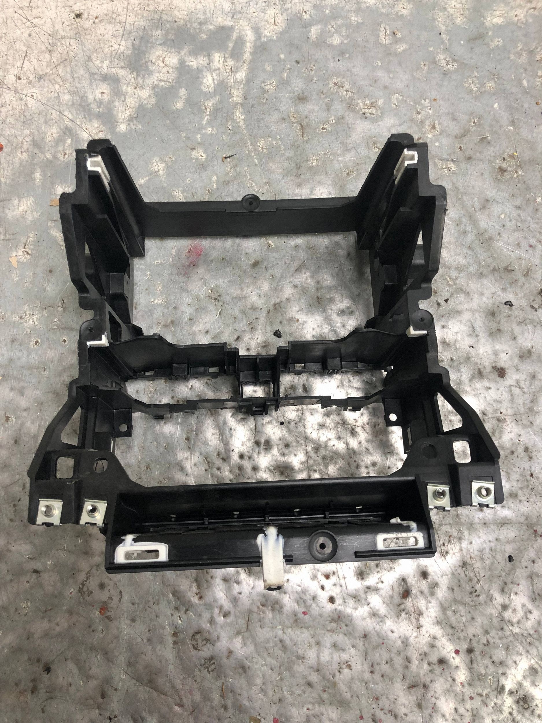 guard support radio 2DIN AUDI A3 8P LIFT 8P0858005D