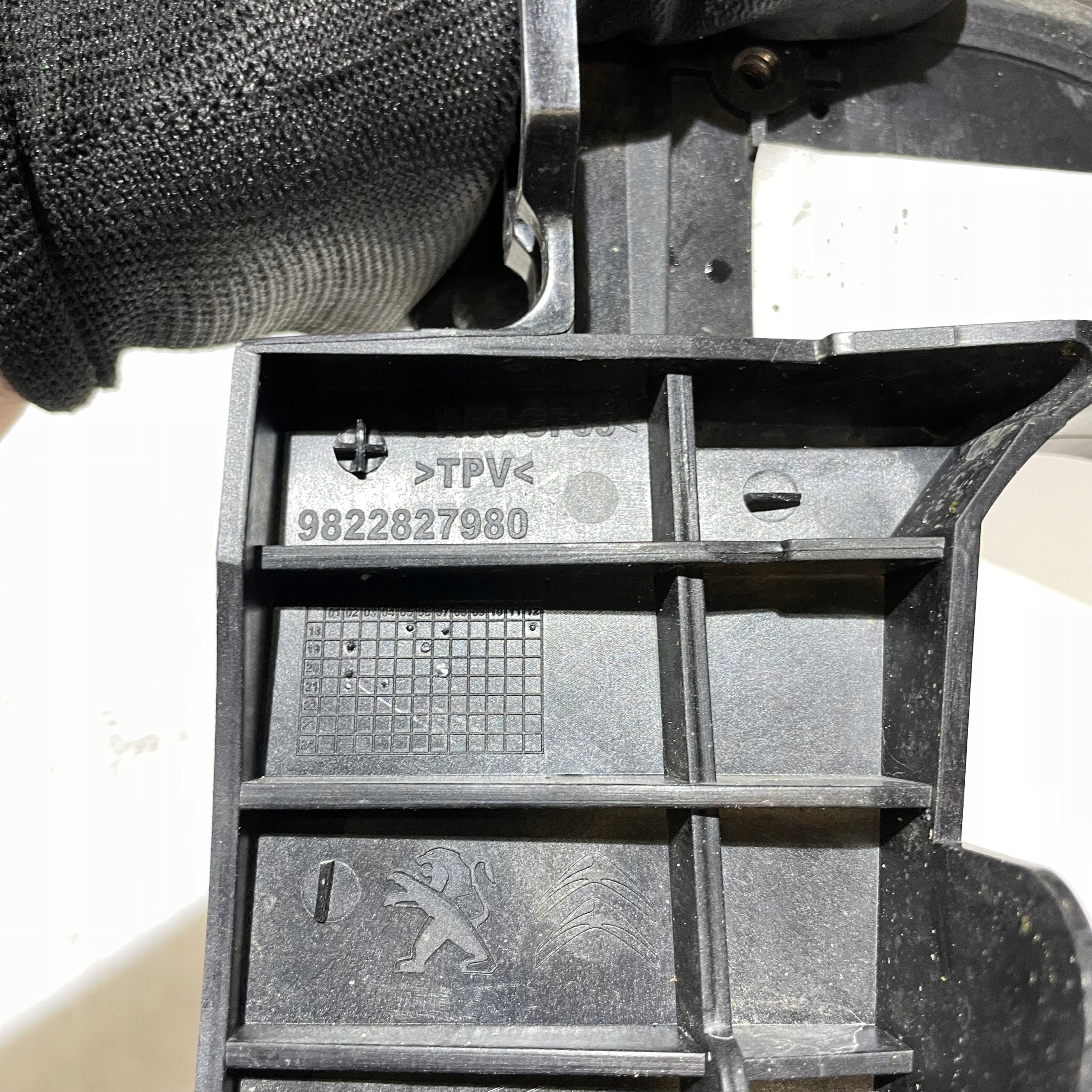 PEUGEOT 3008 II BLENDE ABDECKUNG HALTER 9822827980