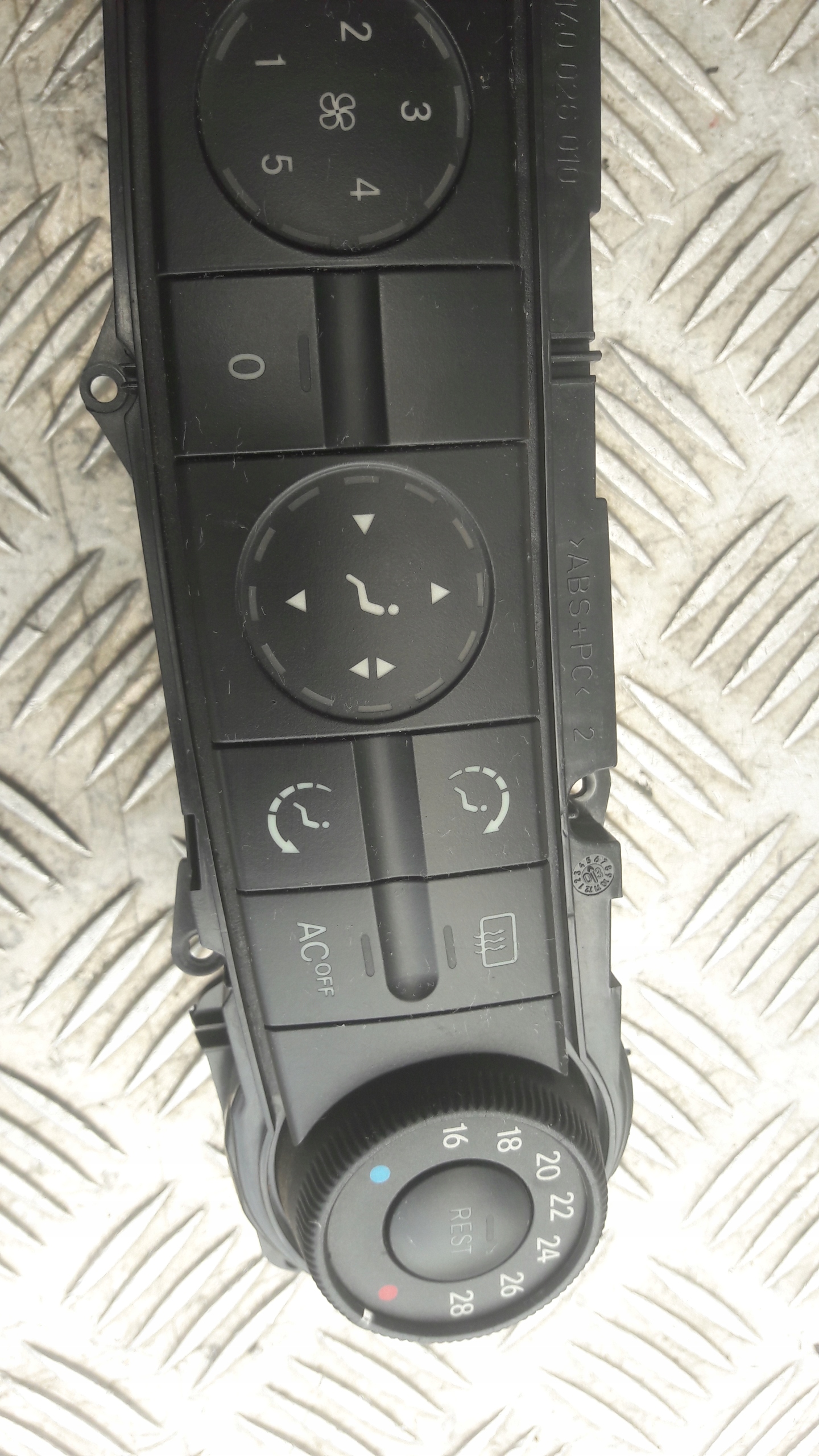 MERCEDES W211 PANEL des lüfters klimaanlage mitte 2118300085