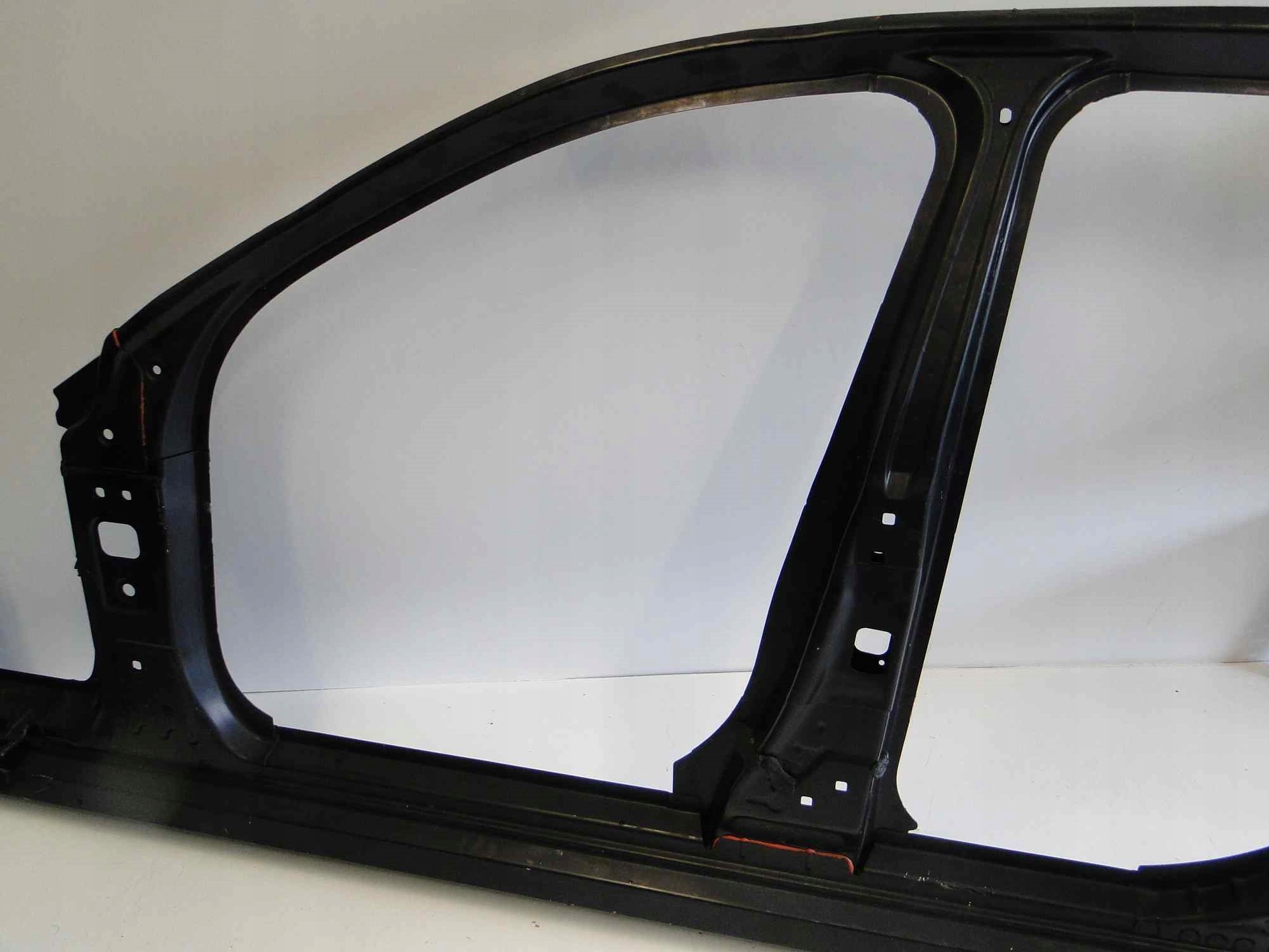 MERCEDES W205 205 POSZYCIE RAMA SŁUPEK PRÓG LEWY Typ samochodu Samochody osobowe