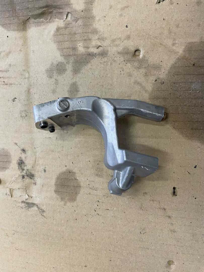 ЛАПА КРОНШТЕЙН ДВИГАТЕЛЯ TOYOTA RAV 4 2.5 ГИБРИД