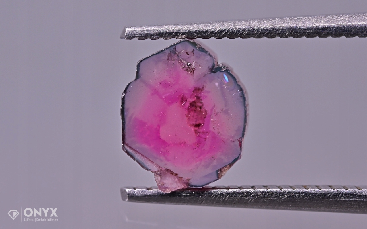 Turmalín nepravidelná deska 7x5,5 mm