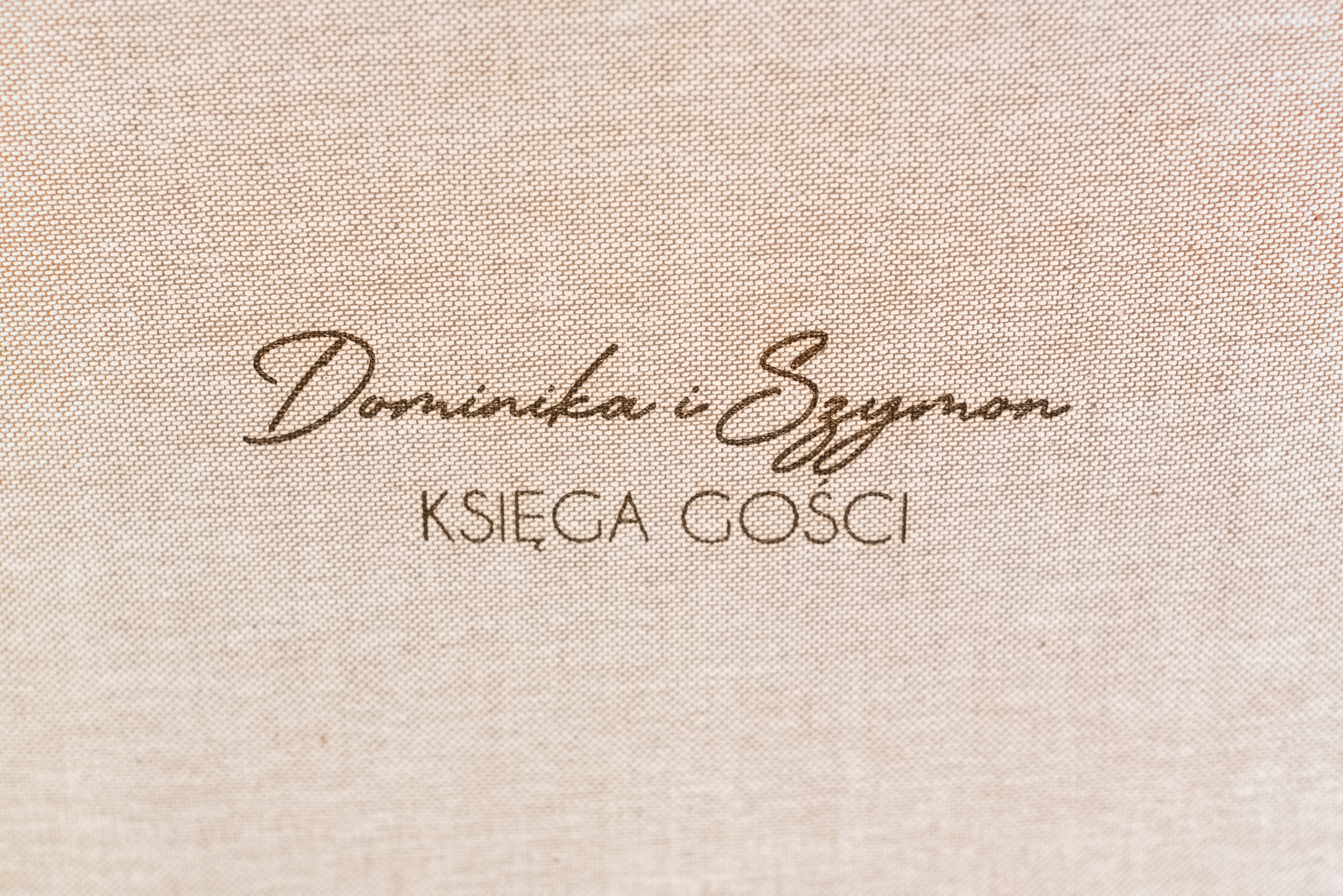 Księga gości w lnianej oprawie z grawerem na ślub Rodzaj księgi