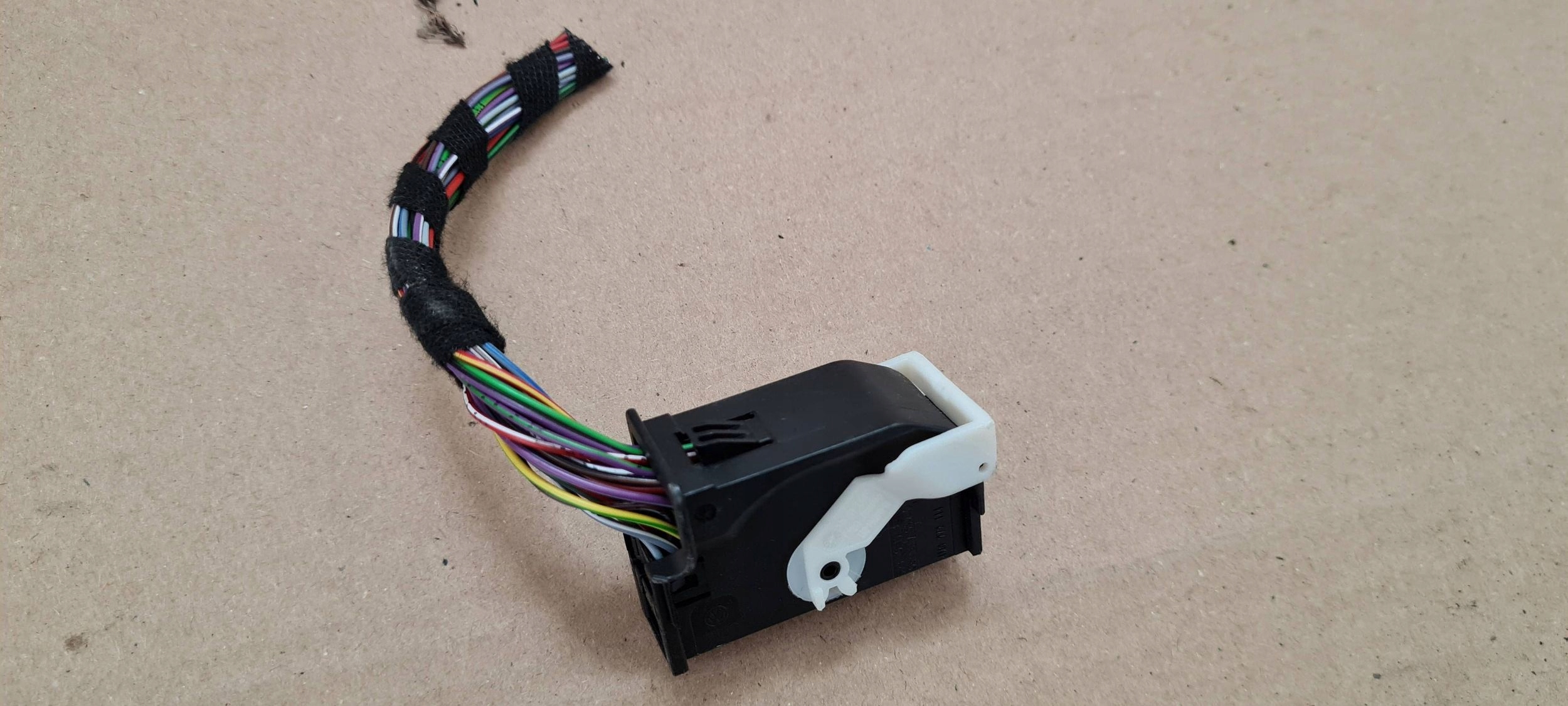A6 C8 4K KOSTKA electrical connecting spoiler MODULU VW AUDI 4M0972144 A4 B9 A5