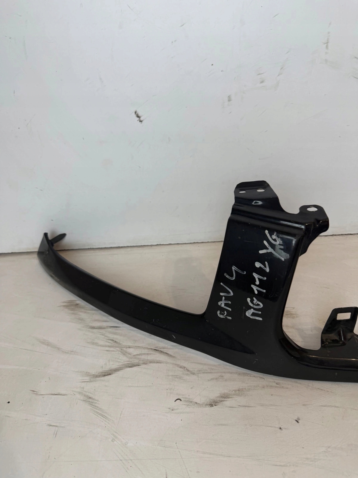 moulding below grill lights Toyota Rav4 II