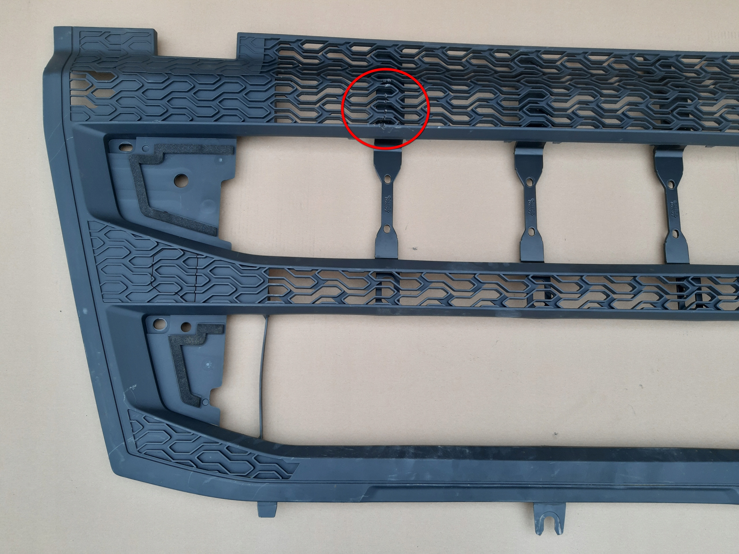 VOLVO FH5 GRILL ATRPA CHŁODNICY 23512110 Producent części Volvo OE