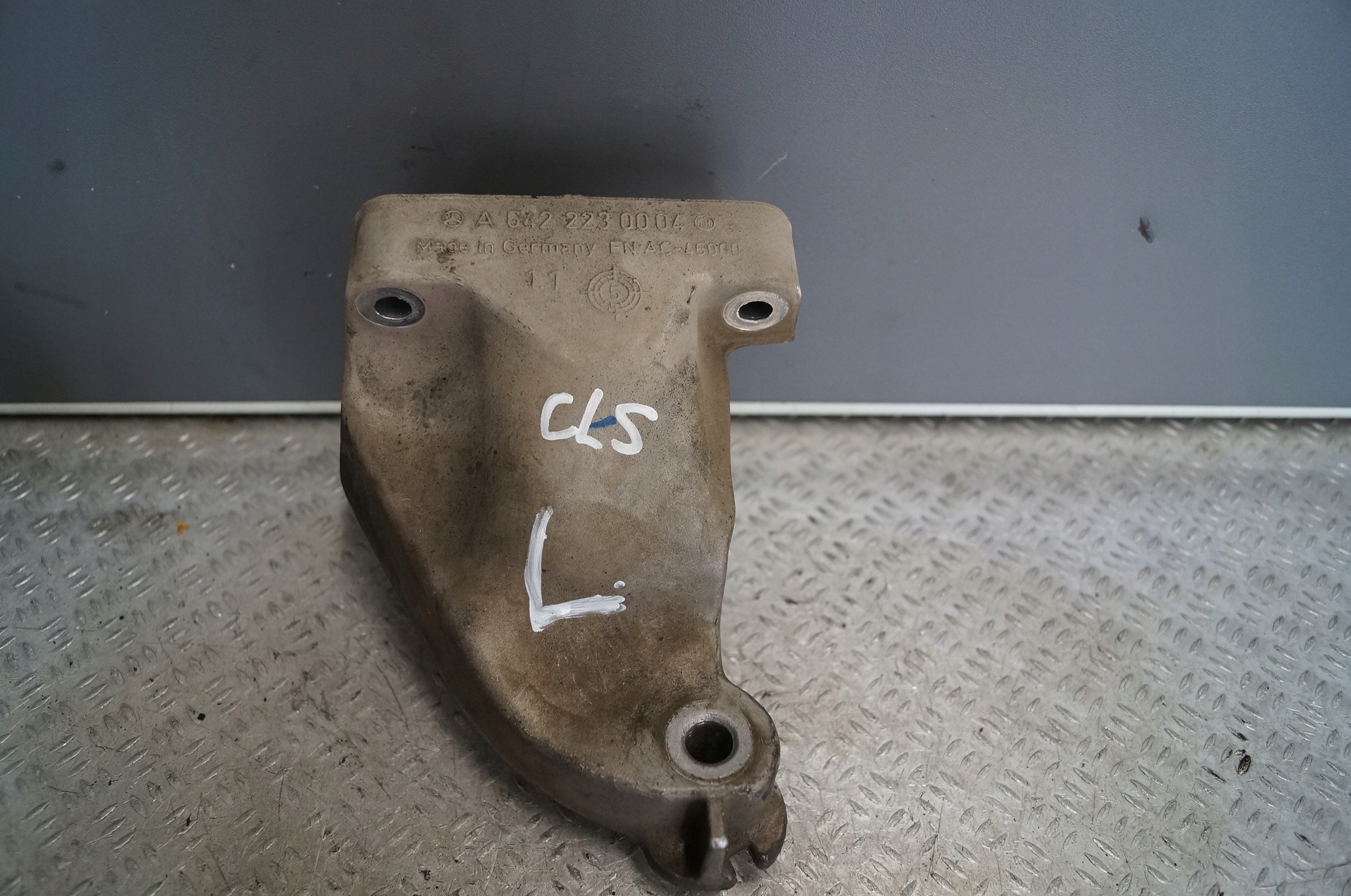 MERCEDES W219 CLS 3.2 CDI лапа Двигателя