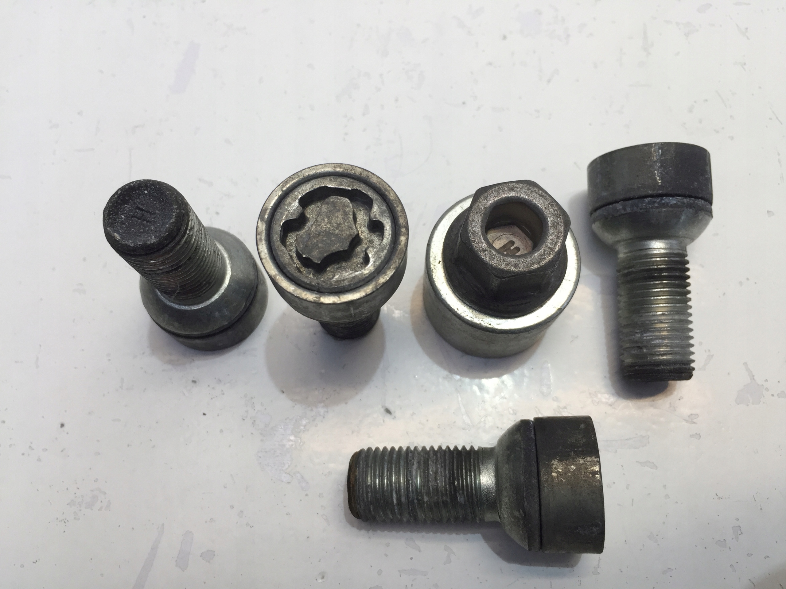 VW GOLF VIII 2021 RIM WHEEL LOCKING SCREWS