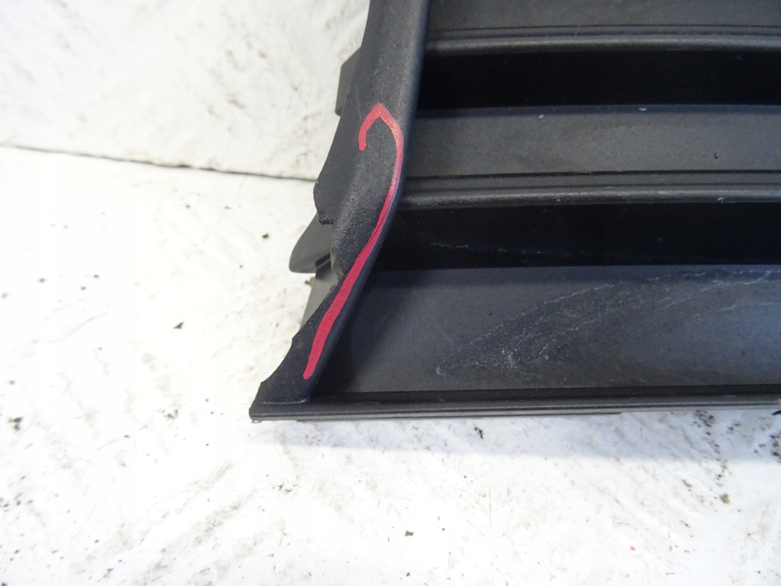 grid of a bumper front front right AUDI A3 8V LIFT 8V3807682M