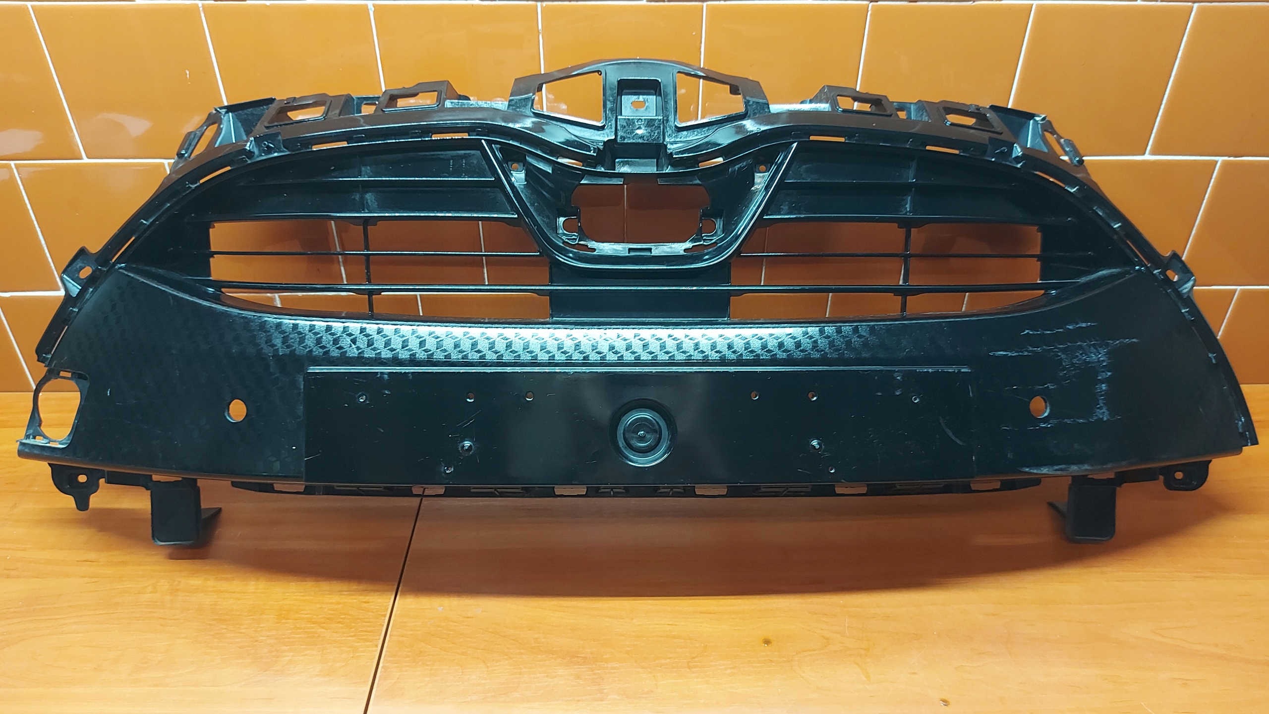 grid of a bumper central front front TOYOTA YARIS IV 20
