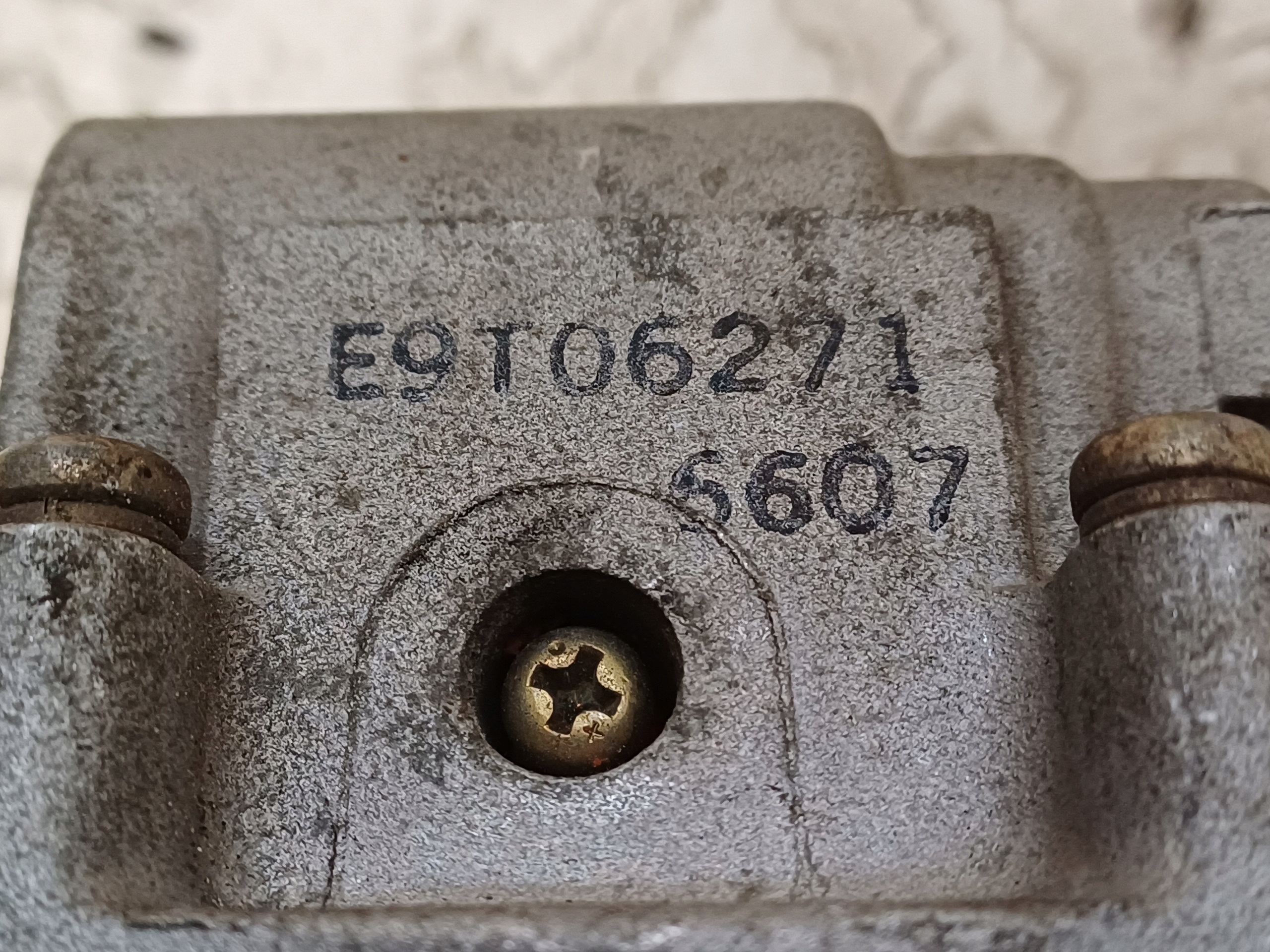 mazda 323 98- ДРОССЕЛЬНАЯ ЗАСЛОНКА E9T06271