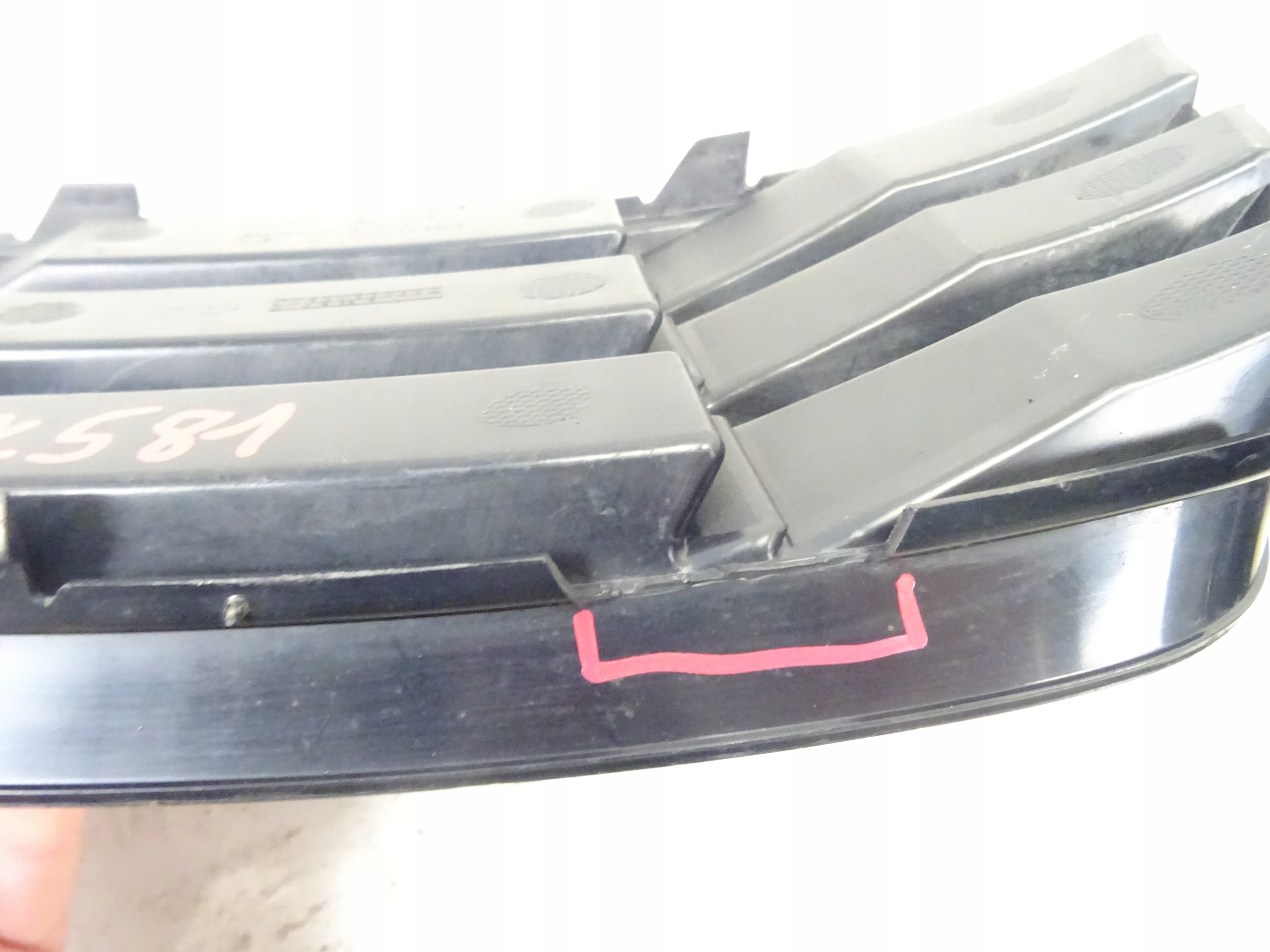 grid of a bumper front front left AUDI A4 B9 8W0807681B