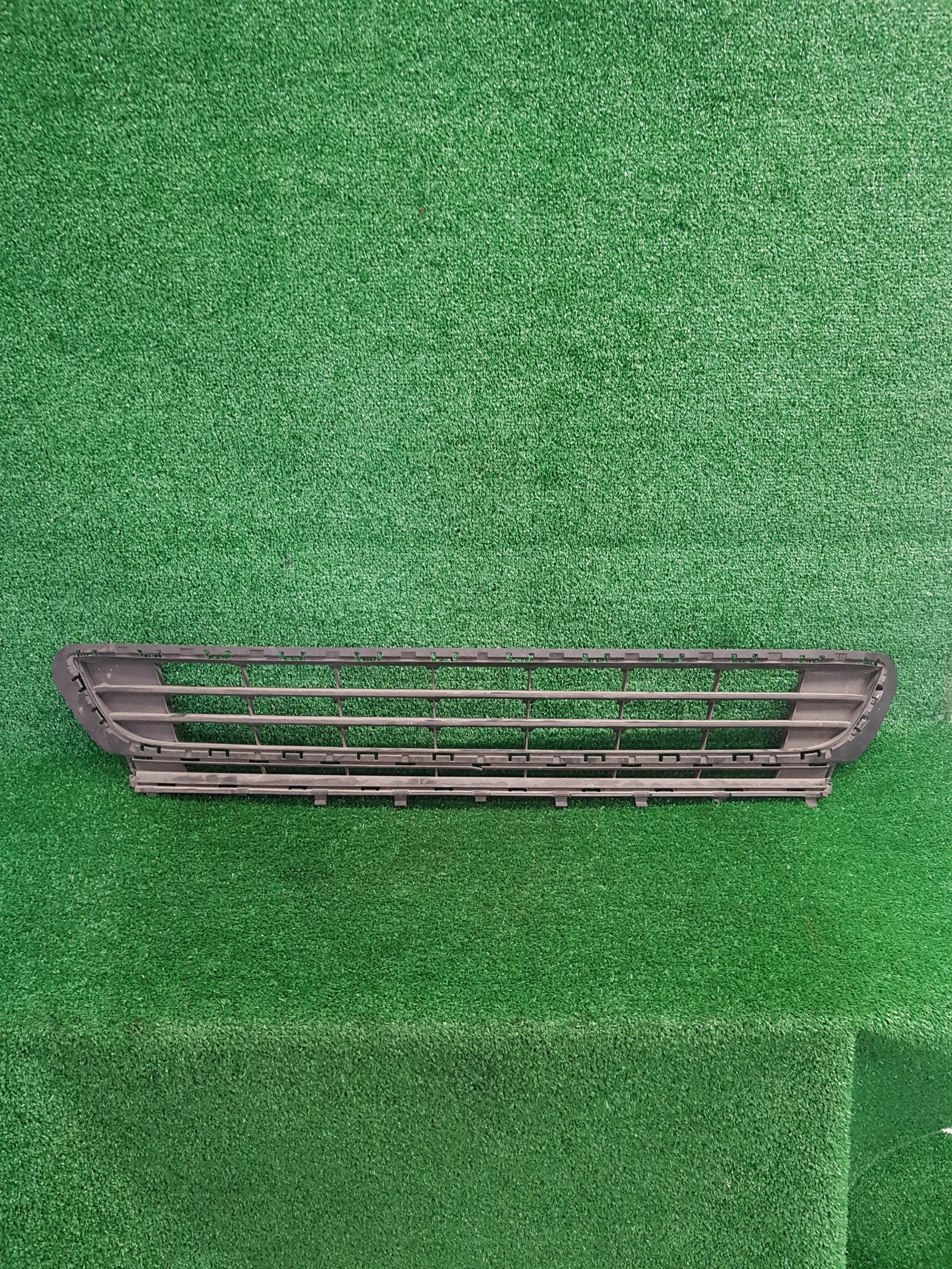 grid of a bumper central VOLKSWAGEN GOLF 7 5G0853677